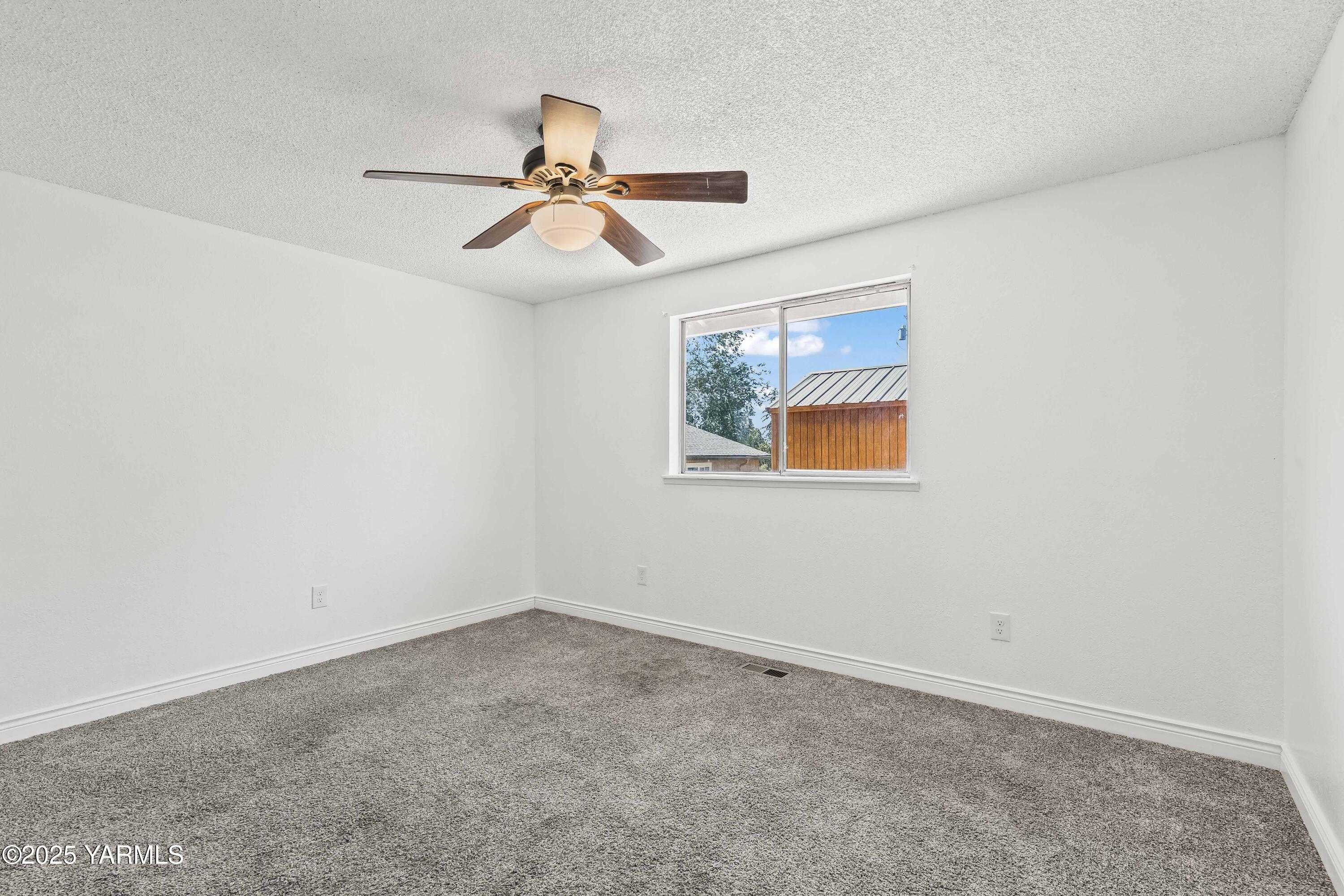 Yakima, Washington 98901, United States, 4 Bedrooms Bedrooms, ,1 BathroomBathrooms,Residential,Active,178018