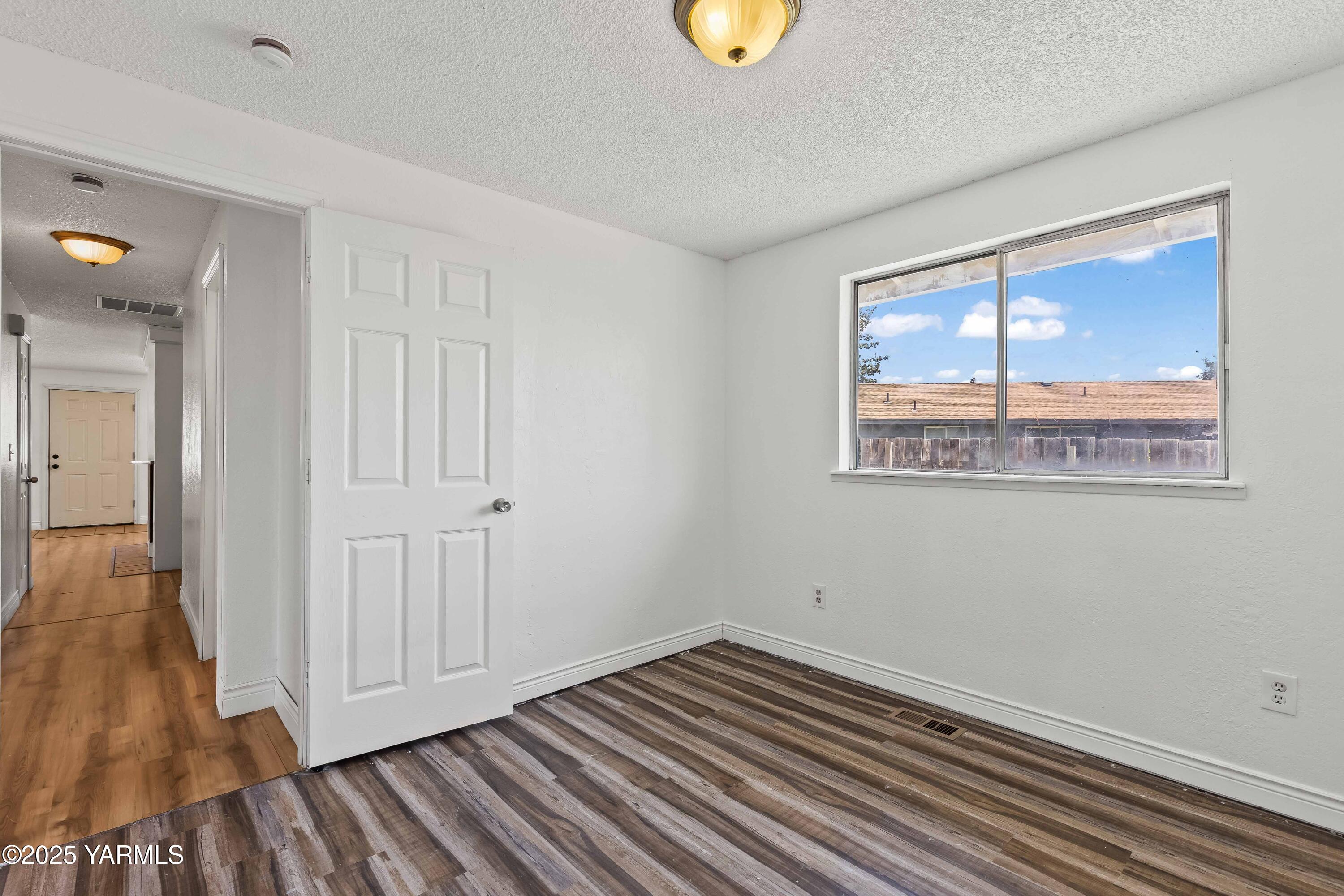 Yakima, Washington 98901, United States, 4 Bedrooms Bedrooms, ,1 BathroomBathrooms,Residential,Active,178018