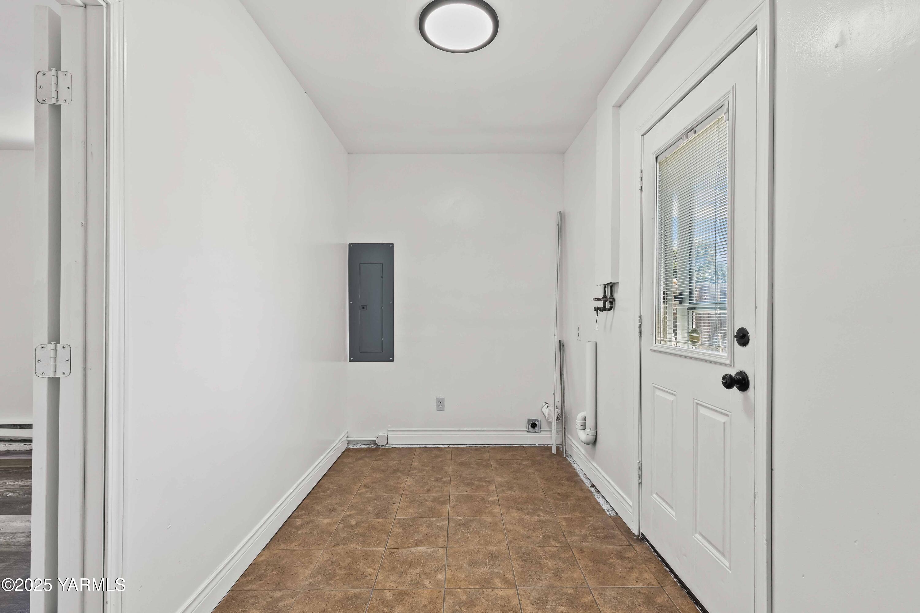 Yakima, Washington 98901, United States, 4 Bedrooms Bedrooms, ,1 BathroomBathrooms,Residential,Active,178018