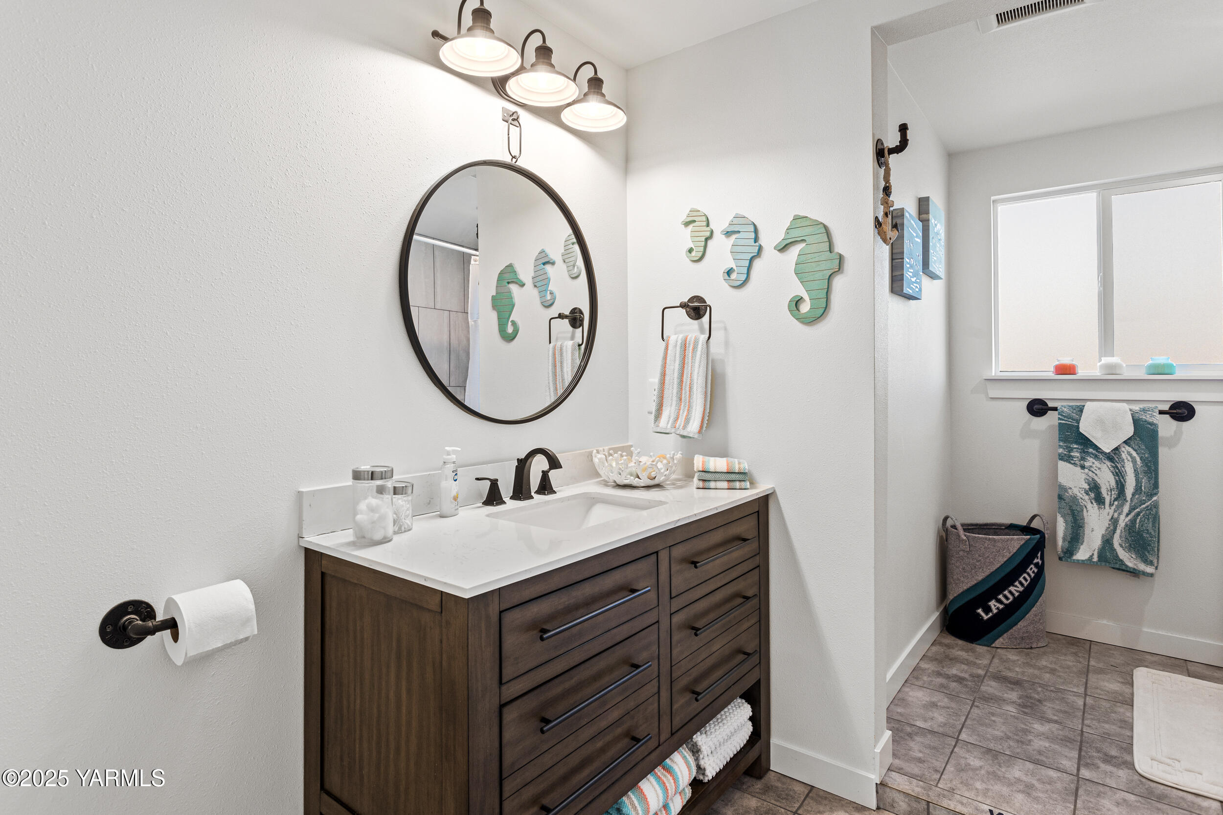 Yakima, Washington 98908, United States, 4 Bedrooms Bedrooms, ,3 BathroomsBathrooms,Residential,Contingent,12825