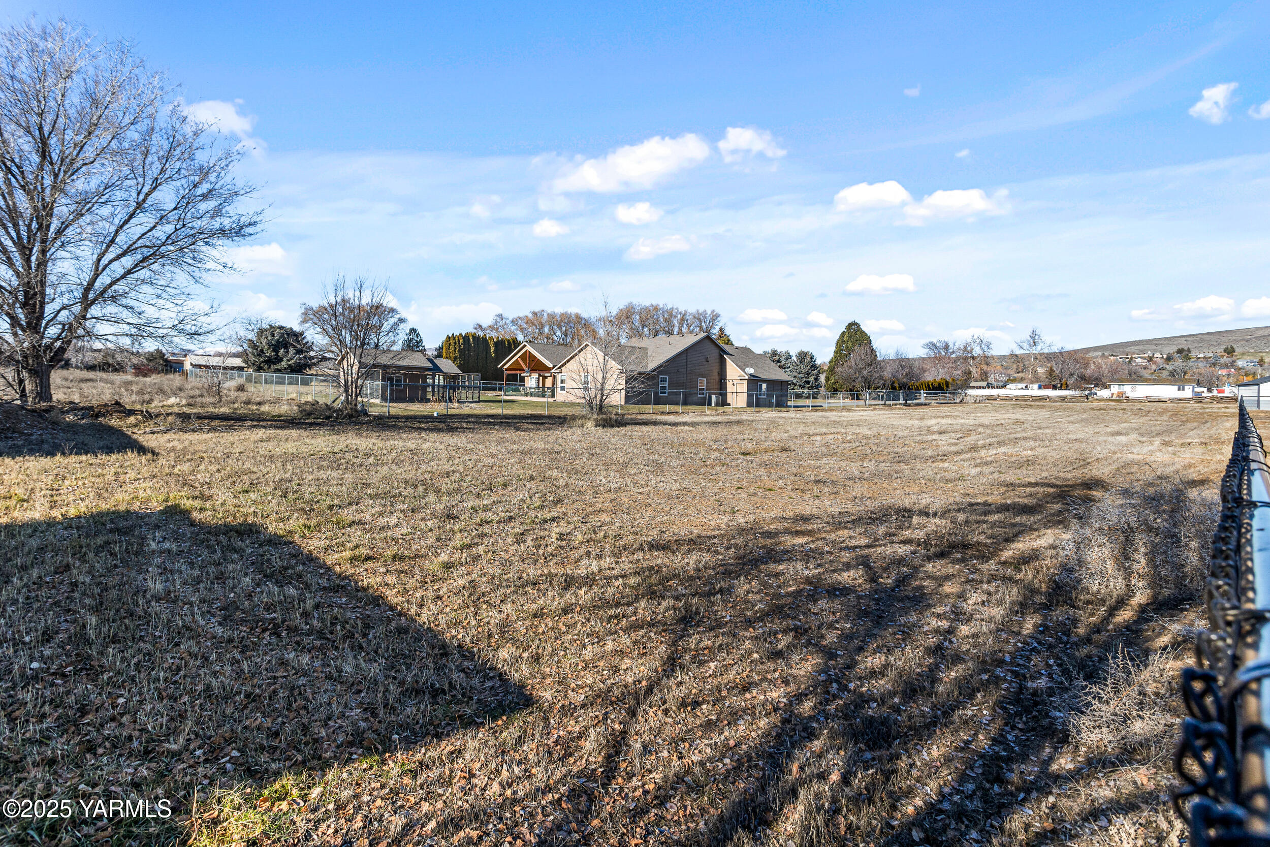 Yakima, Washington 98908, United States, 4 Bedrooms Bedrooms, ,3 BathroomsBathrooms,Residential,Contingent,12825