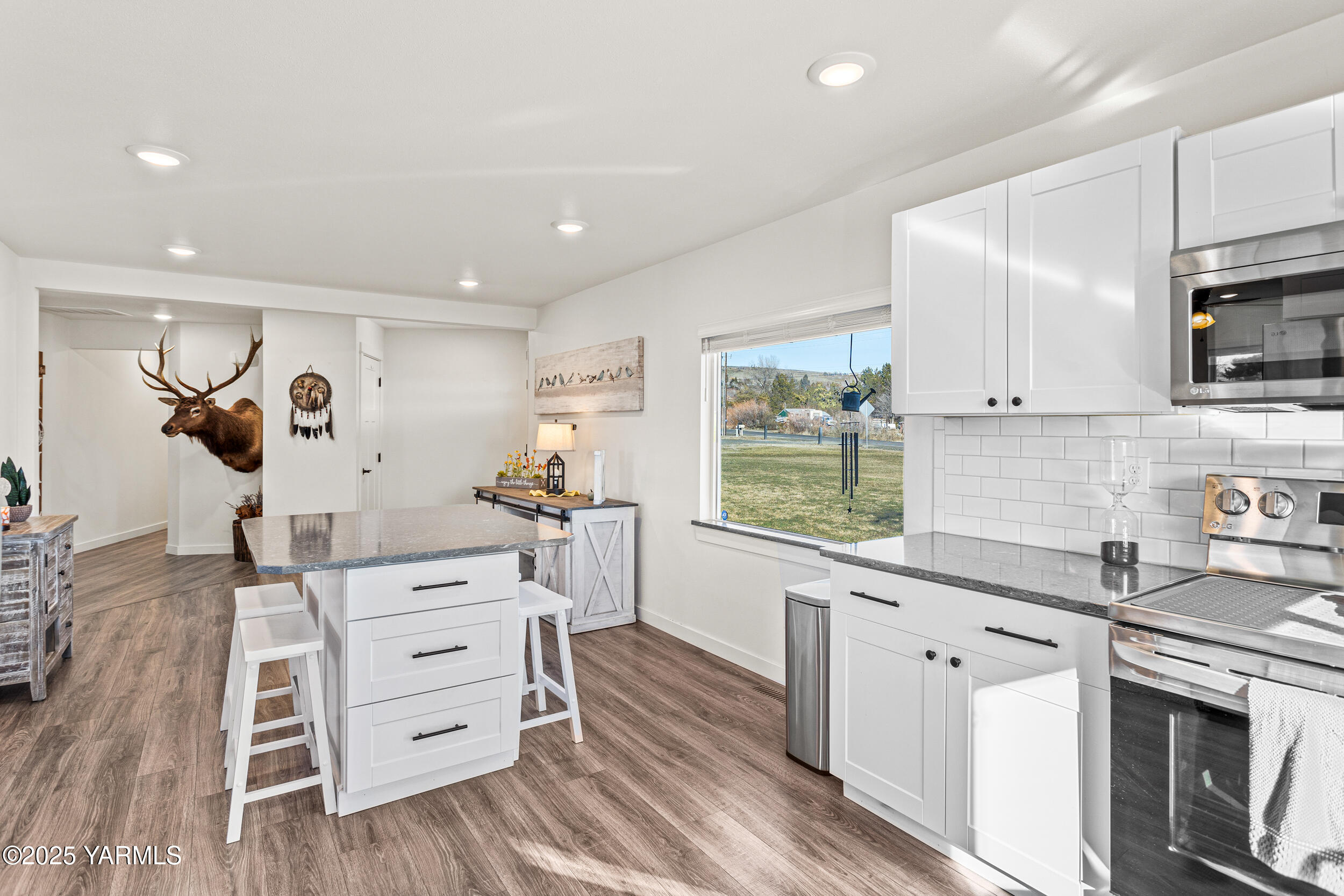 Yakima, Washington 98908, United States, 4 Bedrooms Bedrooms, ,3 BathroomsBathrooms,Residential,Contingent,12825