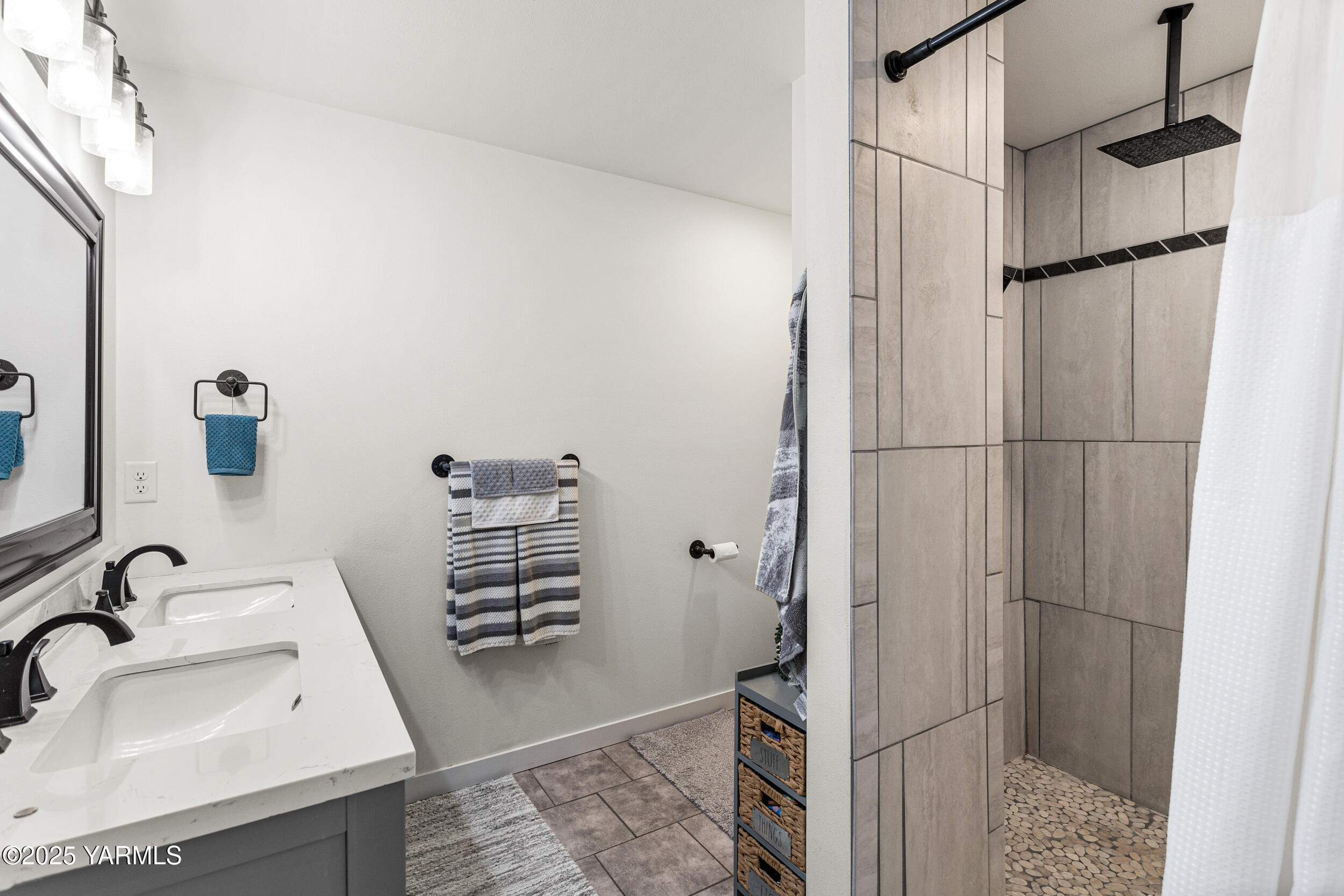 Yakima, Washington 98908, United States, 4 Bedrooms Bedrooms, ,3 BathroomsBathrooms,Residential,Contingent,12825