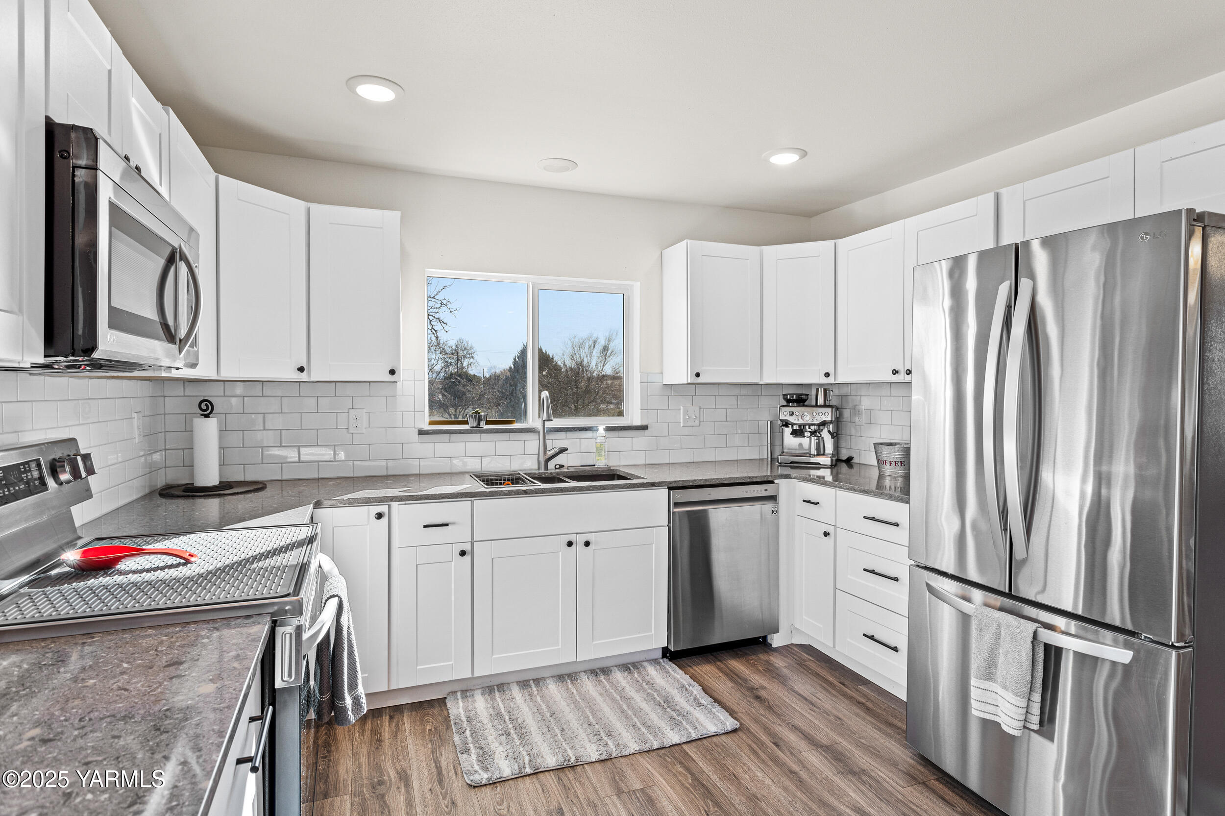 Yakima, Washington 98908, United States, 4 Bedrooms Bedrooms, ,3 BathroomsBathrooms,Residential,Contingent,12825