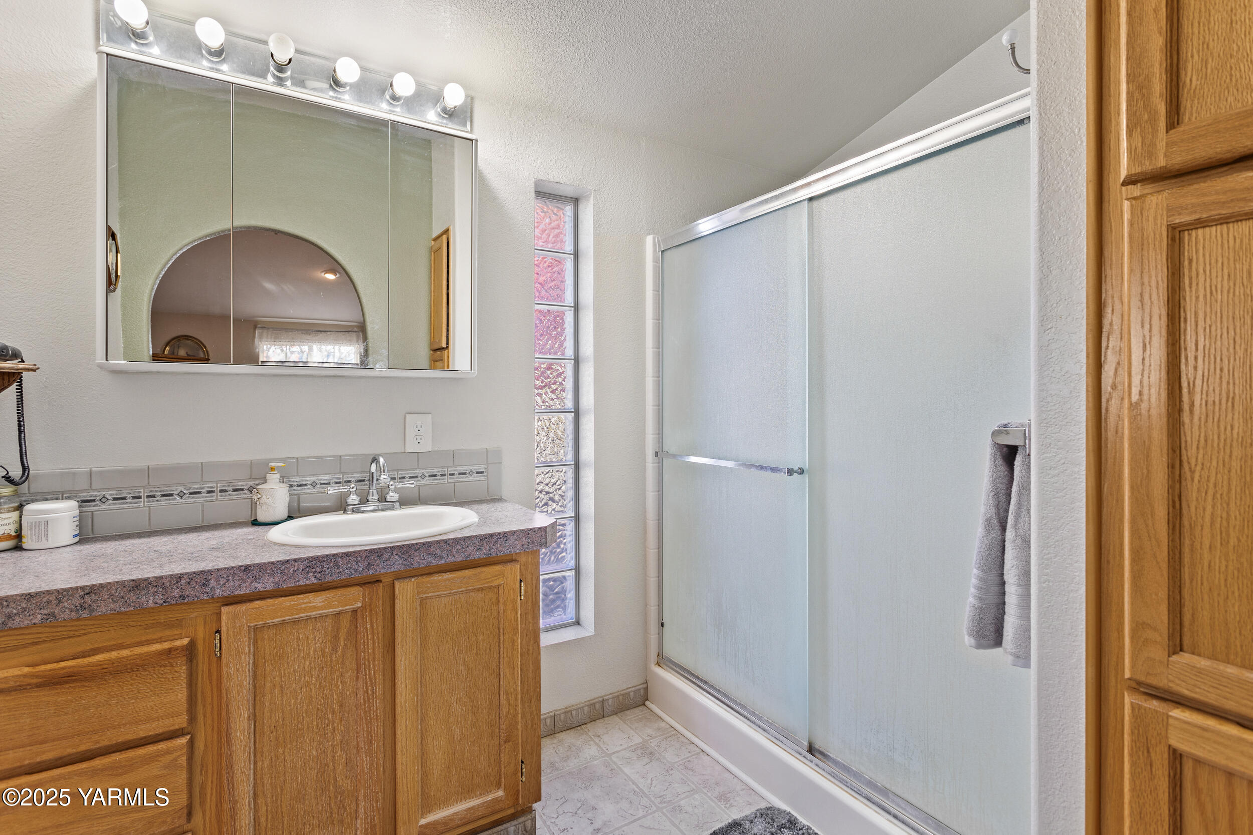 Yakima, Washington 98901, United States, 3 Bedrooms Bedrooms, ,2 BathroomsBathrooms,Residential,Active,145150