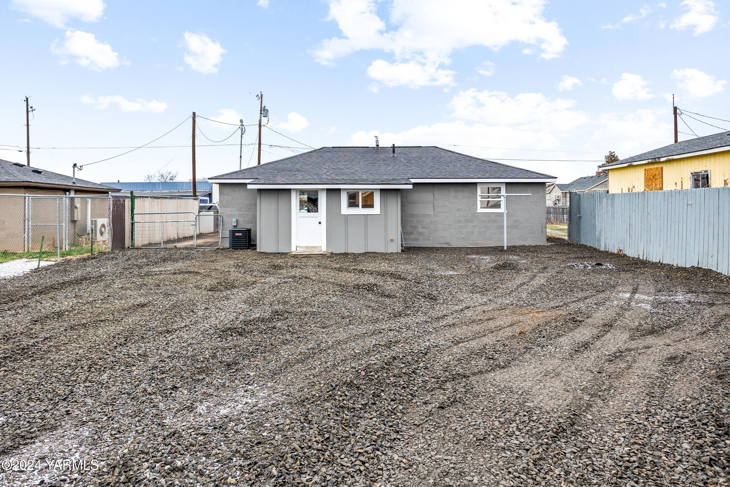 Yakima, Washington 98902, United States, 3 Bedrooms Bedrooms, ,1 BathroomBathrooms,Residential,Pending,26548