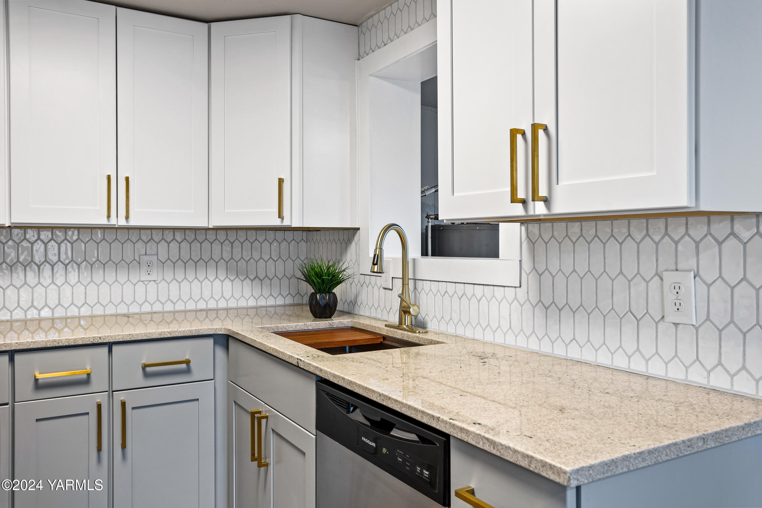 Yakima, Washington 98902, United States, 3 Bedrooms Bedrooms, ,1 BathroomBathrooms,Residential,Pending,26548