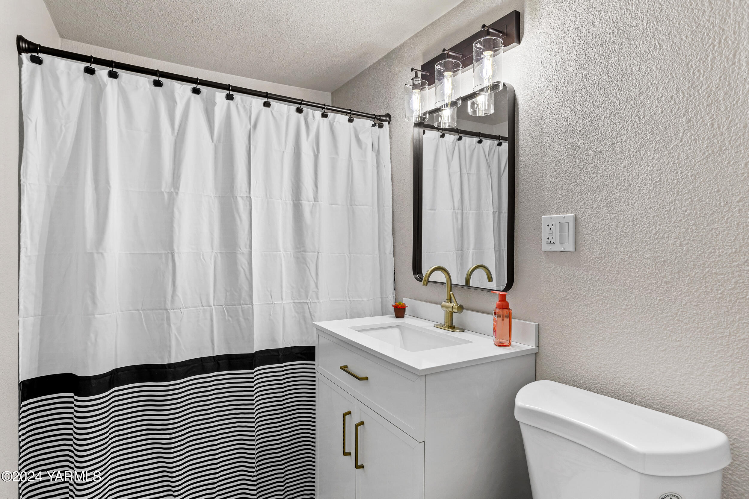 Yakima, Washington 98902, United States, 3 Bedrooms Bedrooms, ,1 BathroomBathrooms,Residential,Pending,26548