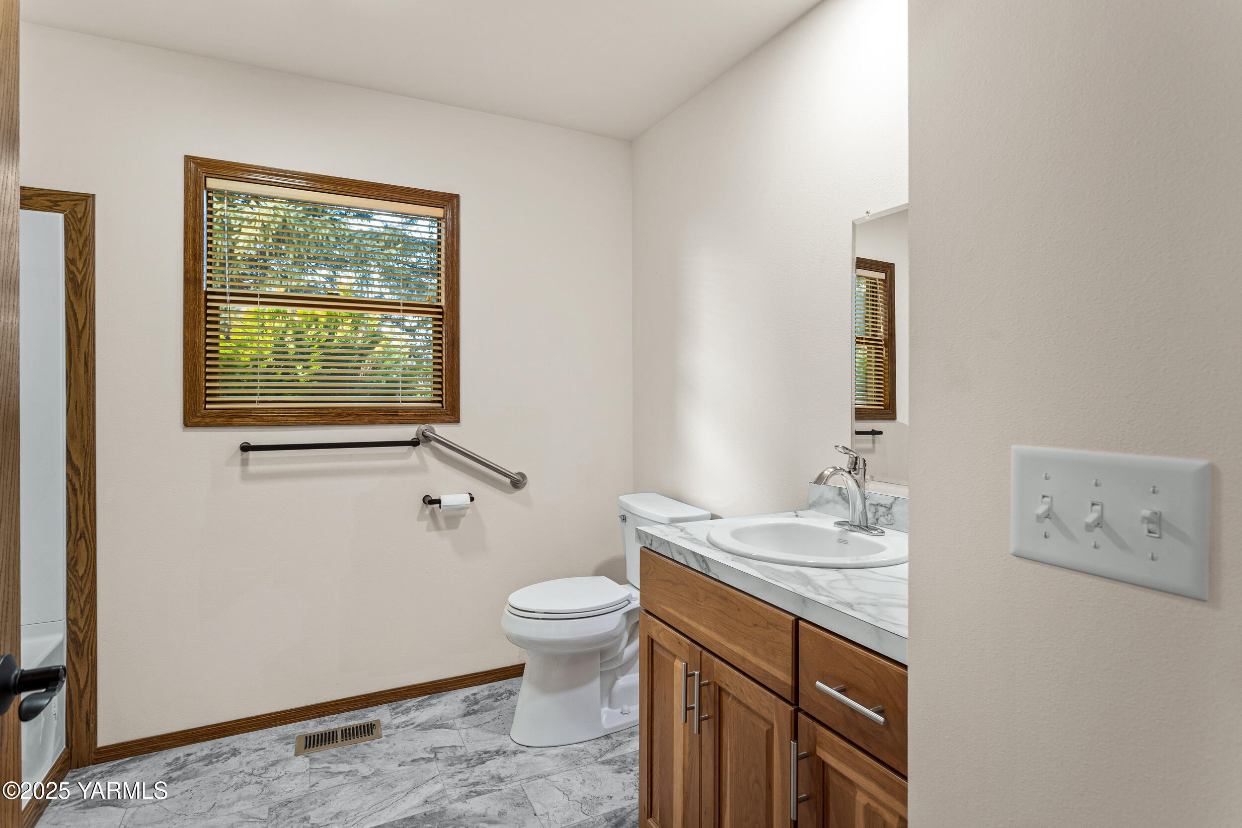 Yakima, Washington 98908, United States, 2 Bedrooms Bedrooms, ,4 BathroomsBathrooms,Residential,Pending,15459