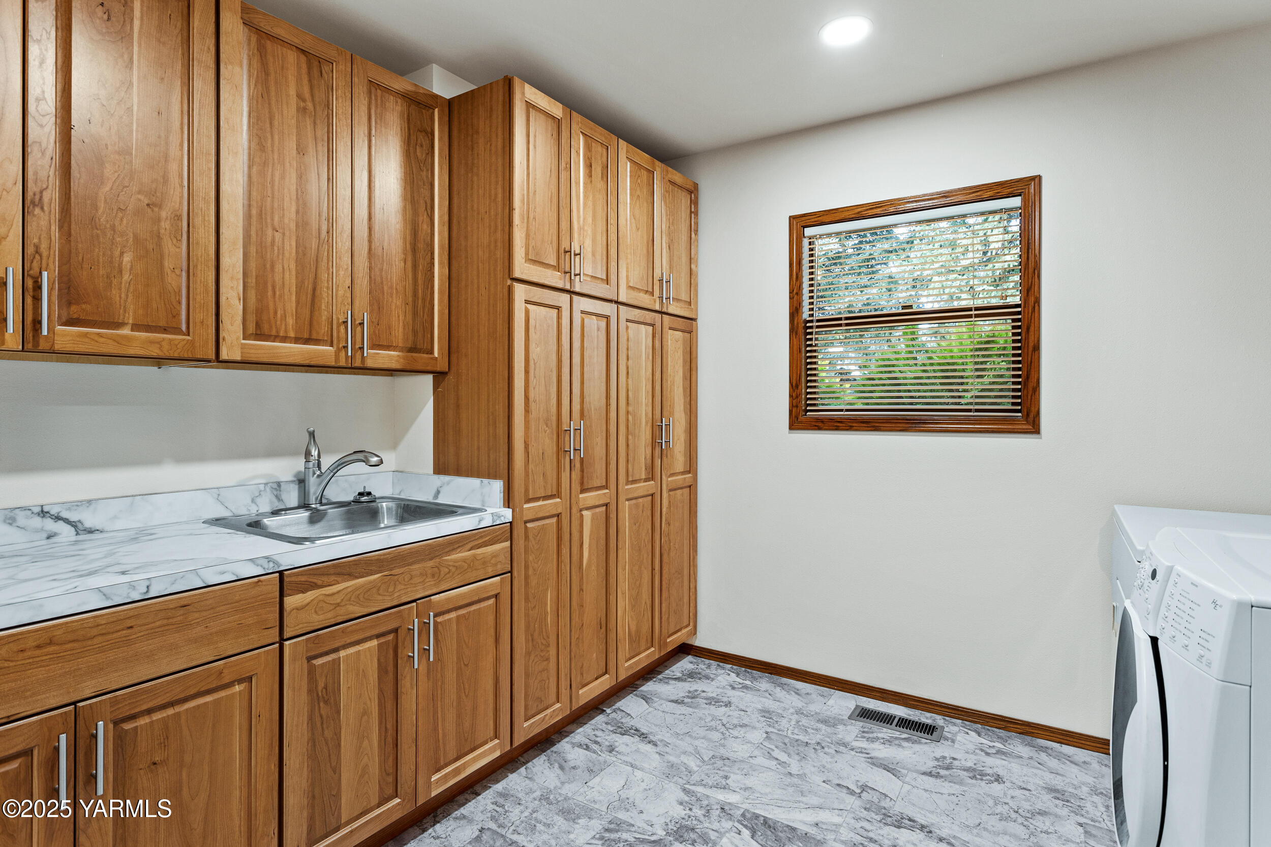 Yakima, Washington 98908, United States, 2 Bedrooms Bedrooms, ,4 BathroomsBathrooms,Residential,Pending,15459