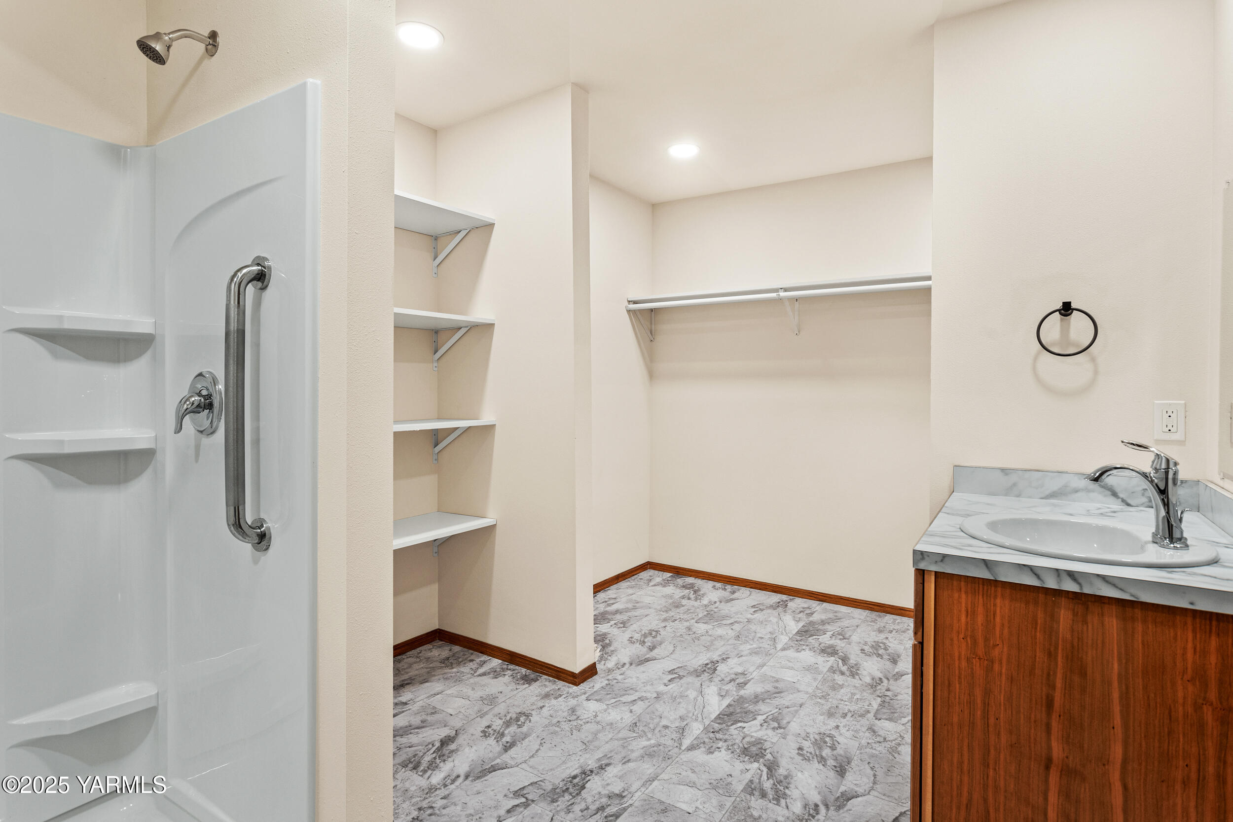 Yakima, Washington 98908, United States, 2 Bedrooms Bedrooms, ,4 BathroomsBathrooms,Residential,Pending,15459