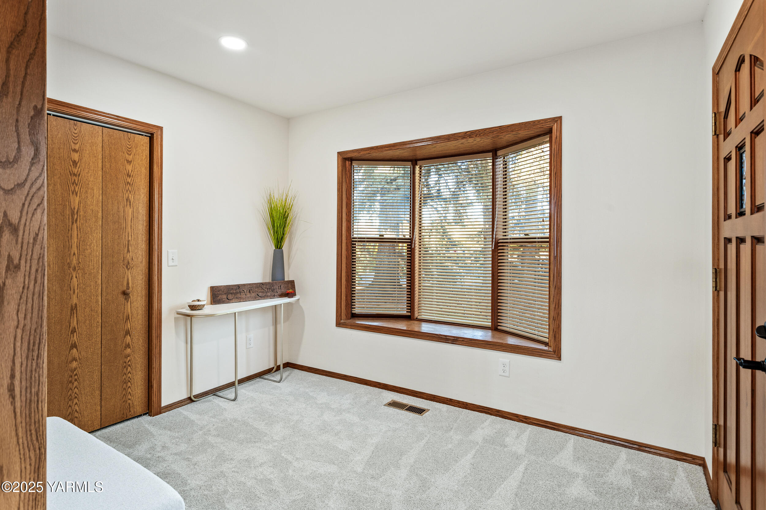 Yakima, Washington 98908, United States, 2 Bedrooms Bedrooms, ,4 BathroomsBathrooms,Residential,Pending,15459