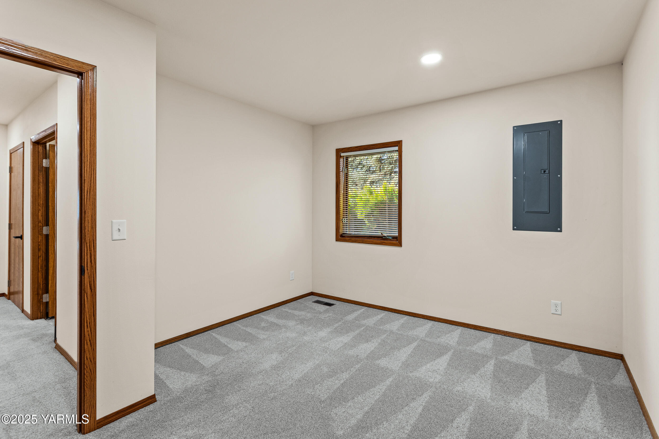 Yakima, Washington 98908, United States, 2 Bedrooms Bedrooms, ,4 BathroomsBathrooms,Residential,Pending,15459