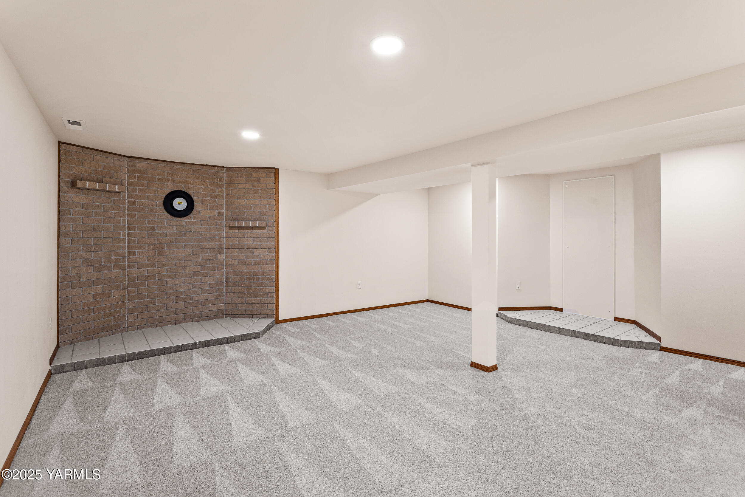 Yakima, Washington 98908, United States, 2 Bedrooms Bedrooms, ,4 BathroomsBathrooms,Residential,Pending,15459