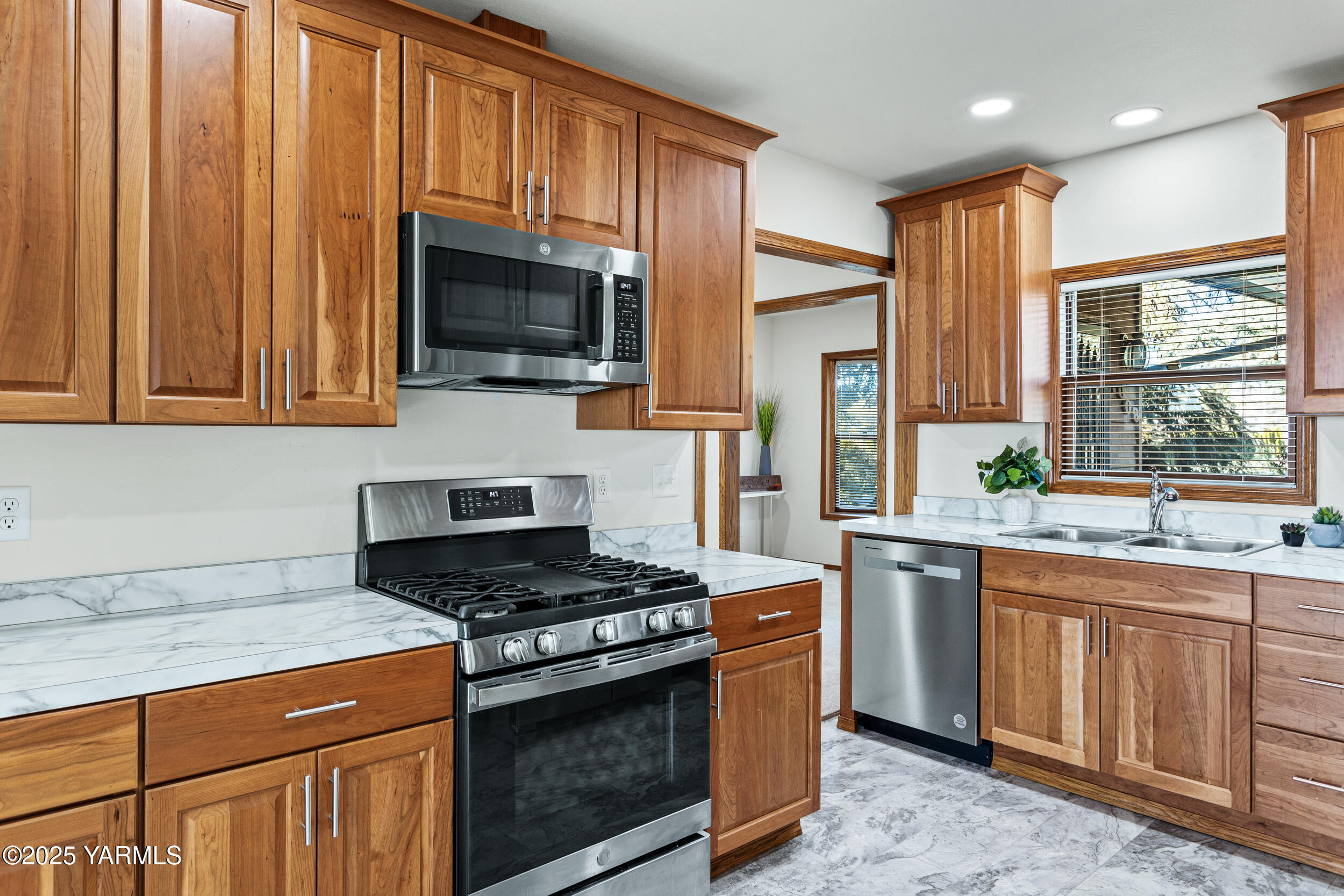 Yakima, Washington 98908, United States, 2 Bedrooms Bedrooms, ,4 BathroomsBathrooms,Residential,Pending,15459