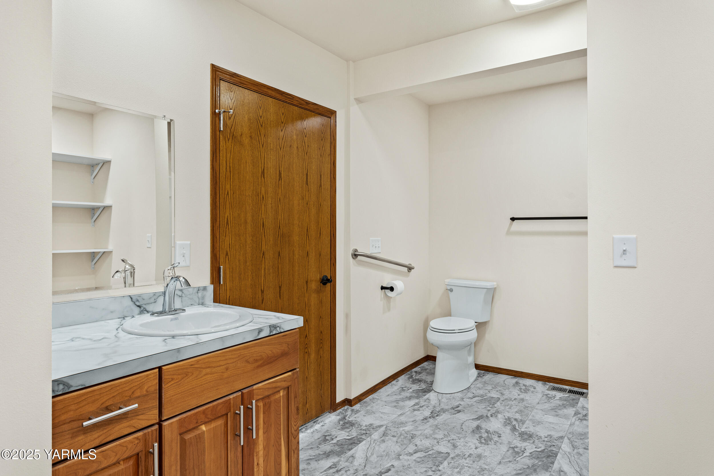 Yakima, Washington 98908, United States, 2 Bedrooms Bedrooms, ,4 BathroomsBathrooms,Residential,Pending,15459