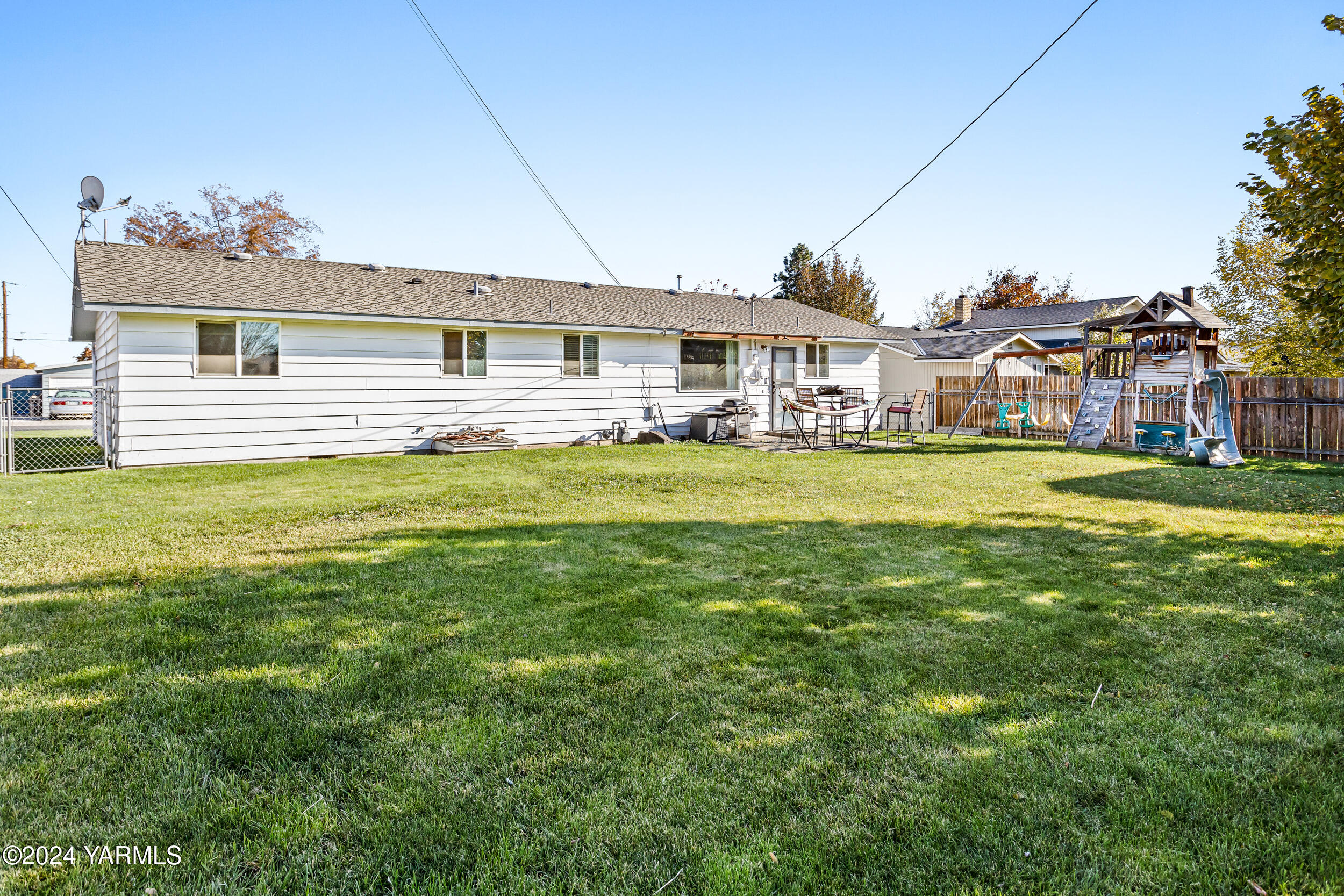 Yakima, Washington 98902, United States, 3 Bedrooms Bedrooms, ,1 BathroomBathrooms,Residential,Pending,34066