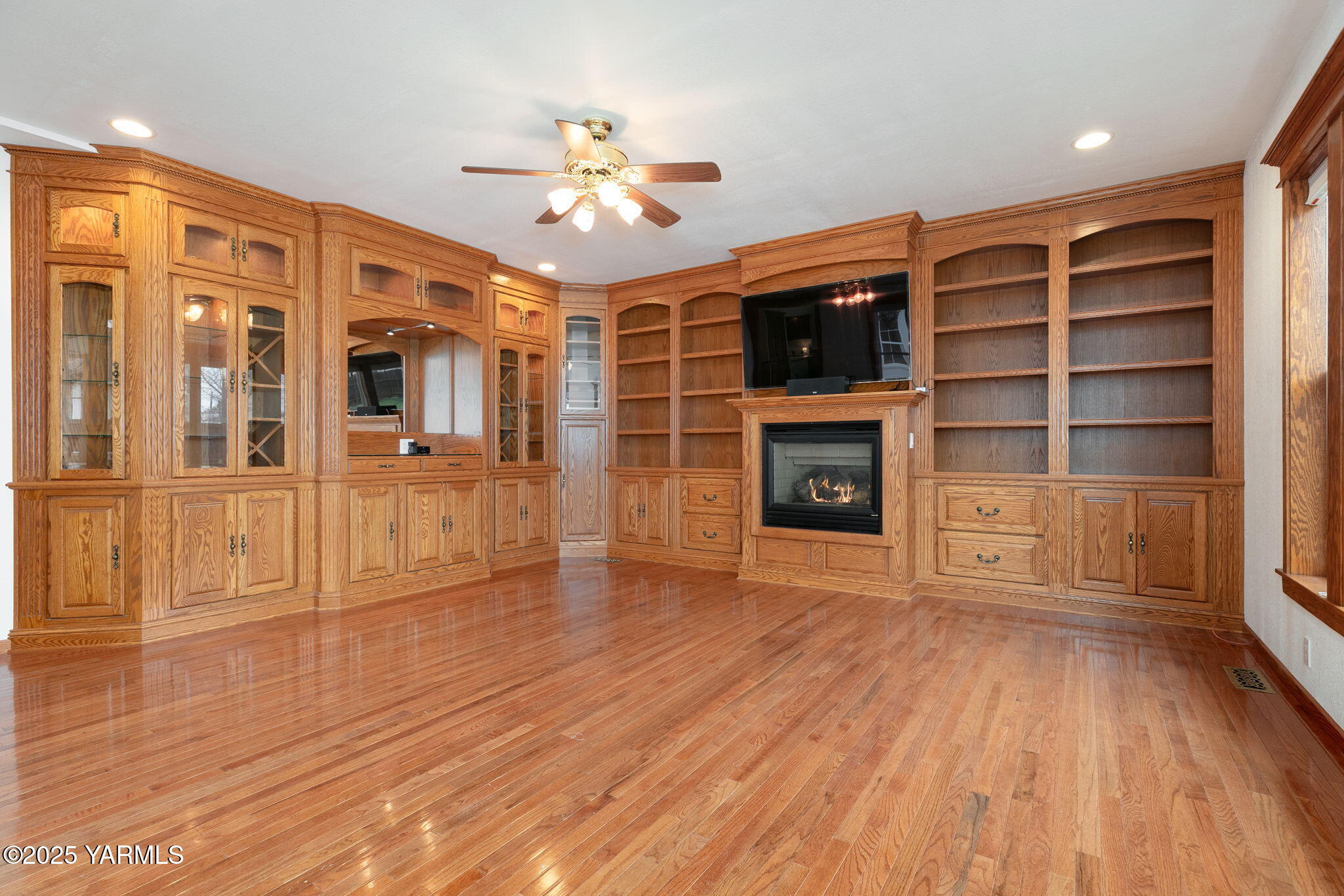 Yakima, Washington 98902, United States, 5 Bedrooms Bedrooms, ,3 BathroomsBathrooms,Residential,Active,16140