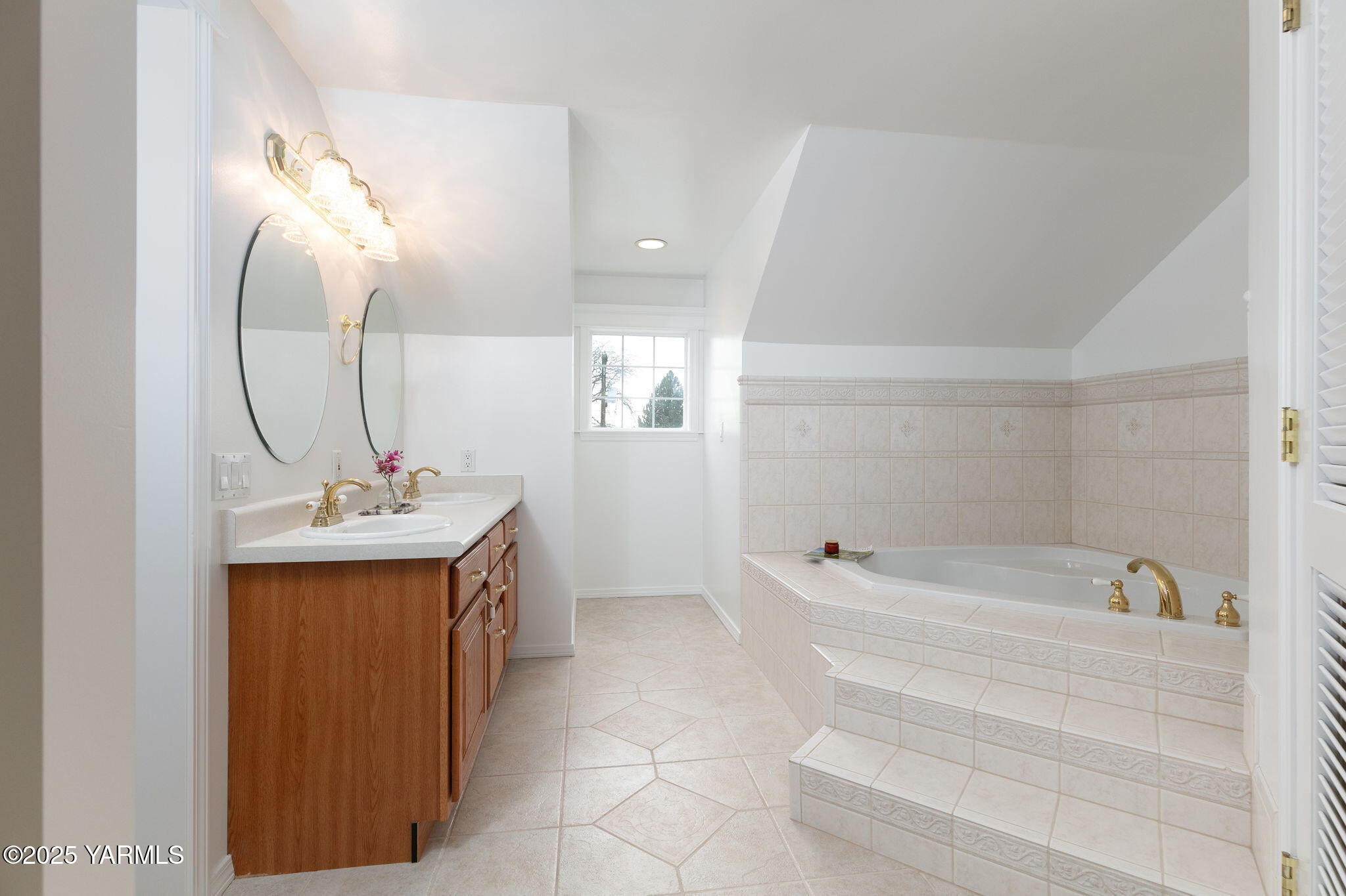 Yakima, Washington 98902, United States, 5 Bedrooms Bedrooms, ,3 BathroomsBathrooms,Residential,Active,16140