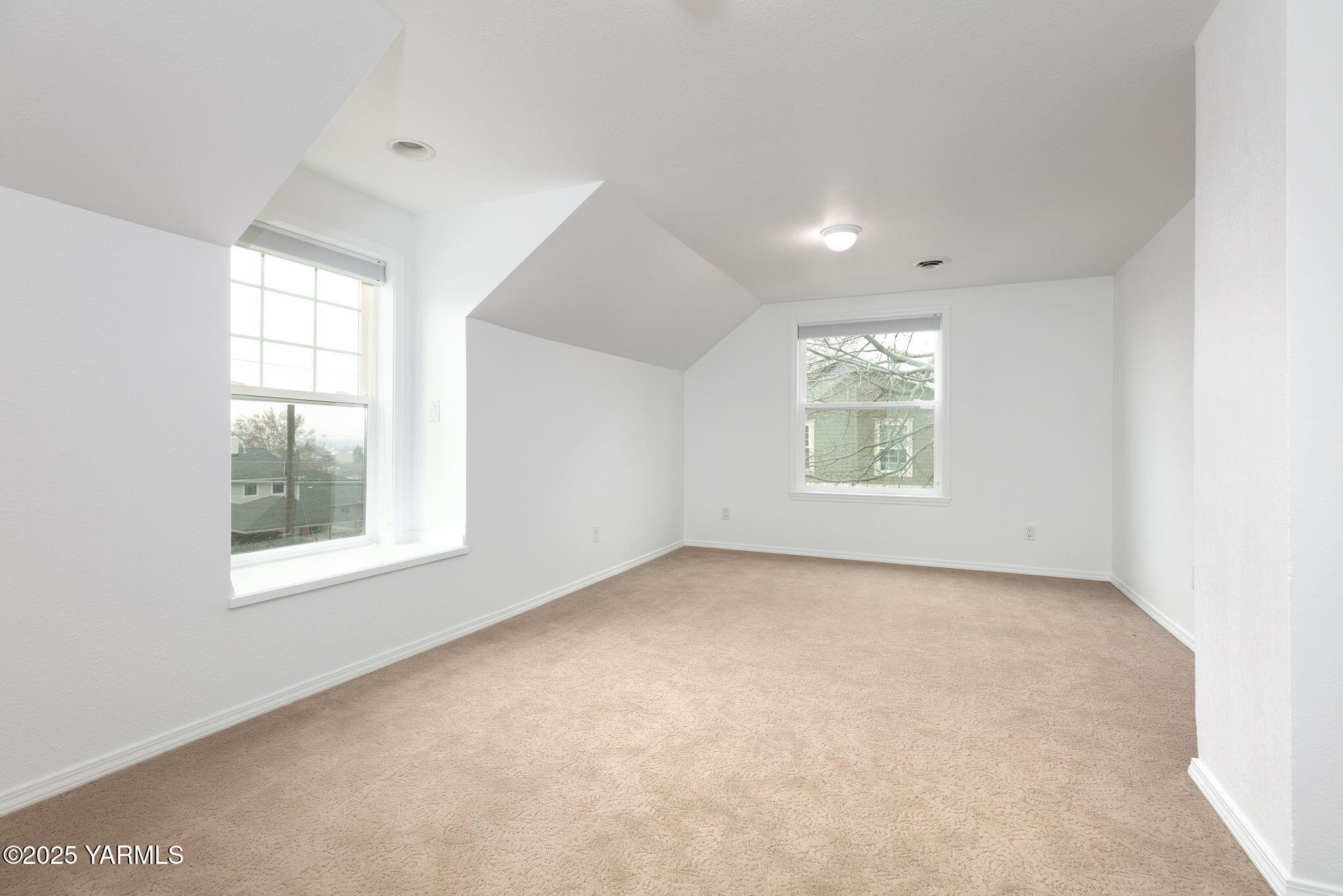 Yakima, Washington 98902, United States, 5 Bedrooms Bedrooms, ,3 BathroomsBathrooms,Residential,Active,16140