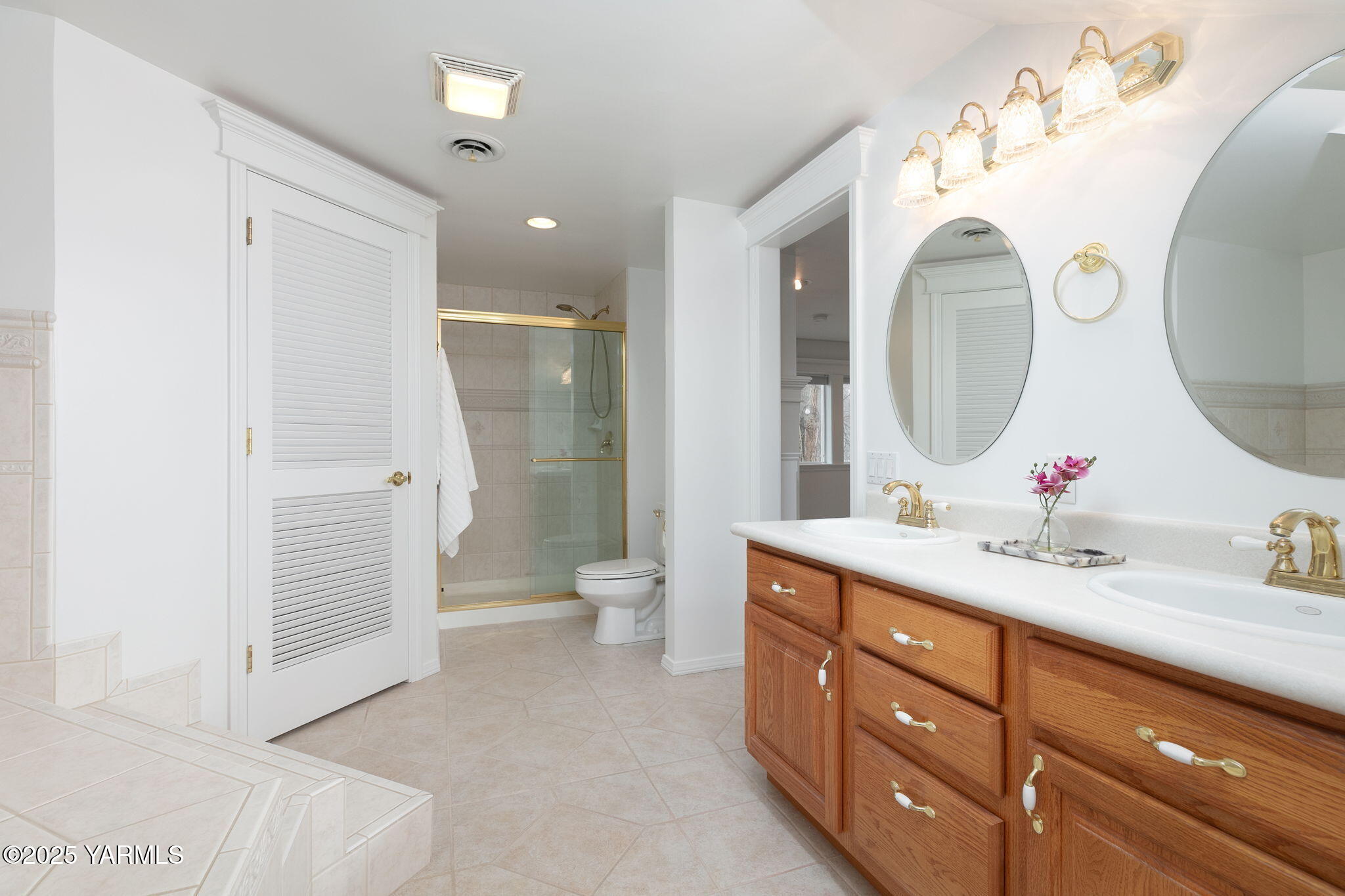 Yakima, Washington 98902, United States, 5 Bedrooms Bedrooms, ,3 BathroomsBathrooms,Residential,Active,16140