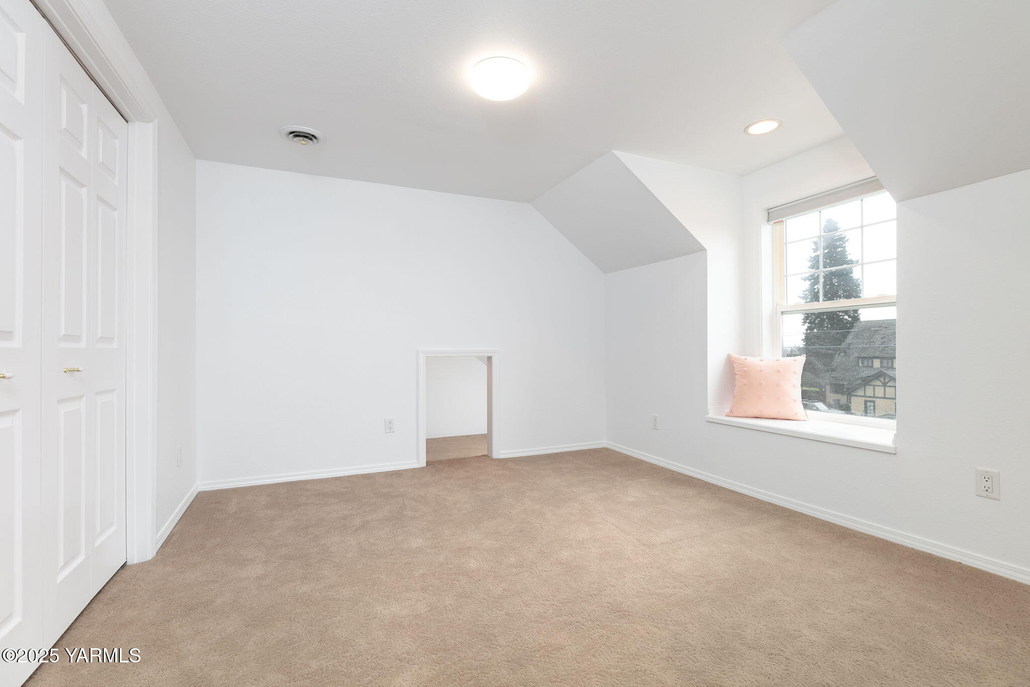 Yakima, Washington 98902, United States, 5 Bedrooms Bedrooms, ,3 BathroomsBathrooms,Residential,Active,16140