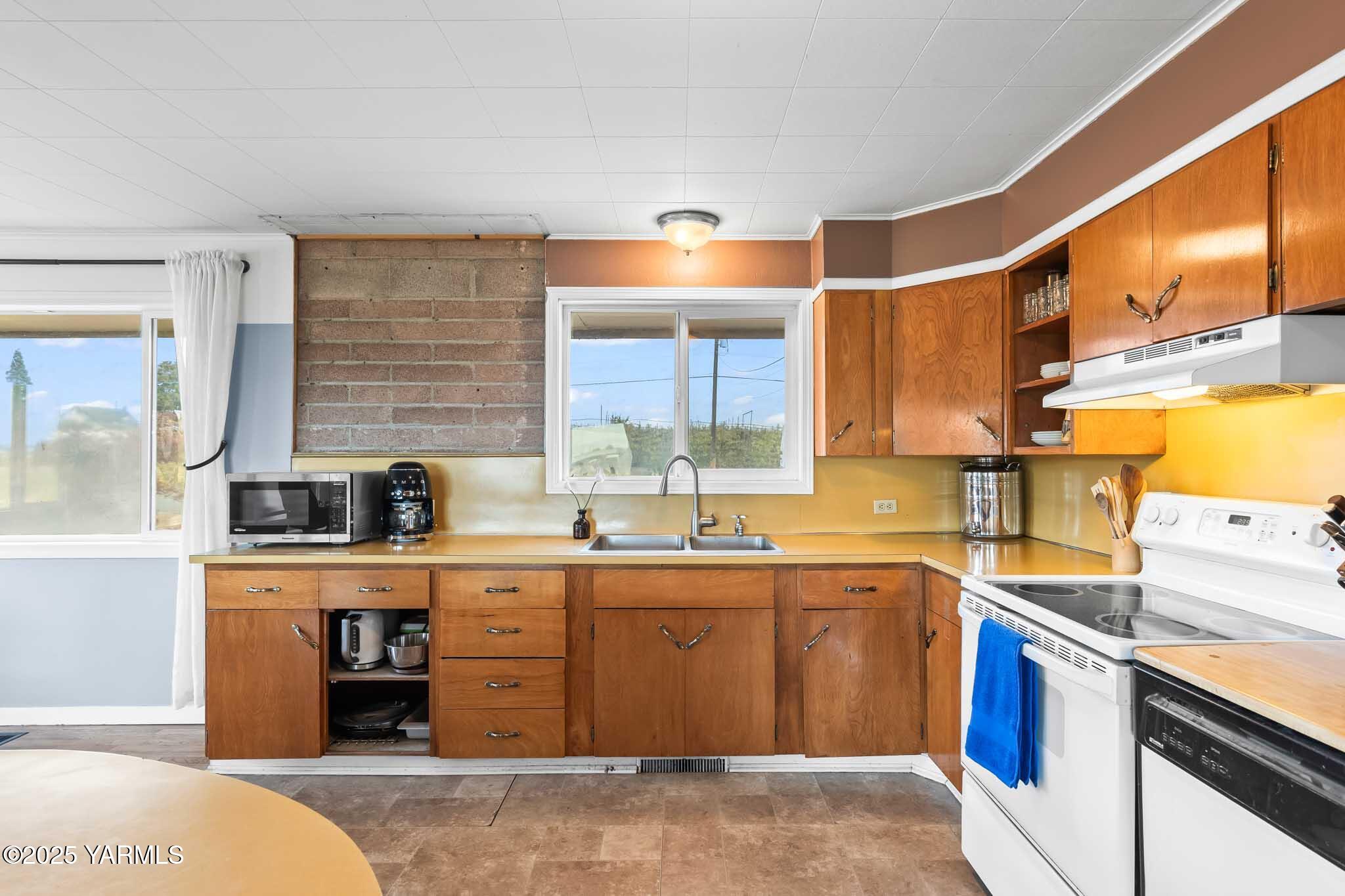 Zillah, Washington 98953, United States, 4 Bedrooms Bedrooms, ,2 BathroomsBathrooms,Residential,Active,231838