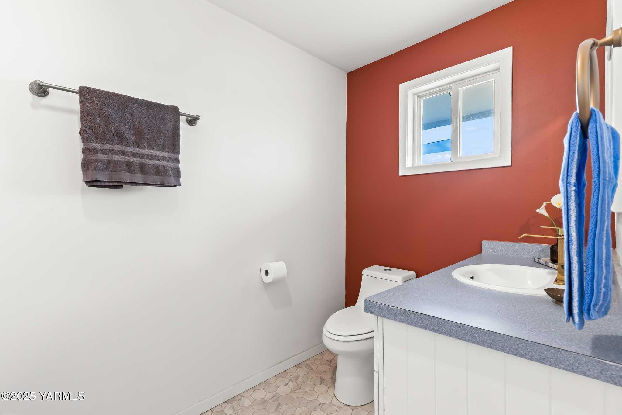 Zillah, Washington 98953, United States, 4 Bedrooms Bedrooms, ,2 BathroomsBathrooms,Residential,Active,231838