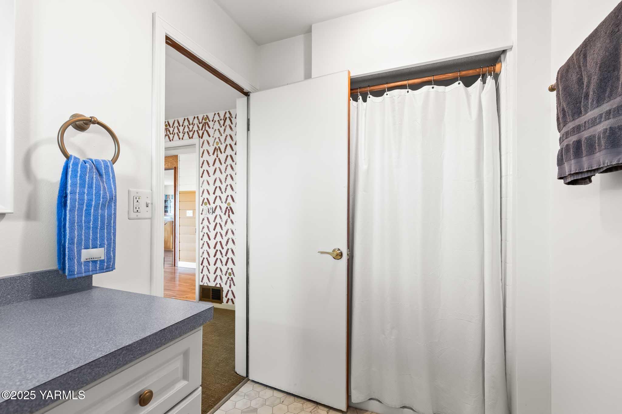 Zillah, Washington 98953, United States, 4 Bedrooms Bedrooms, ,2 BathroomsBathrooms,Residential,Active,231838