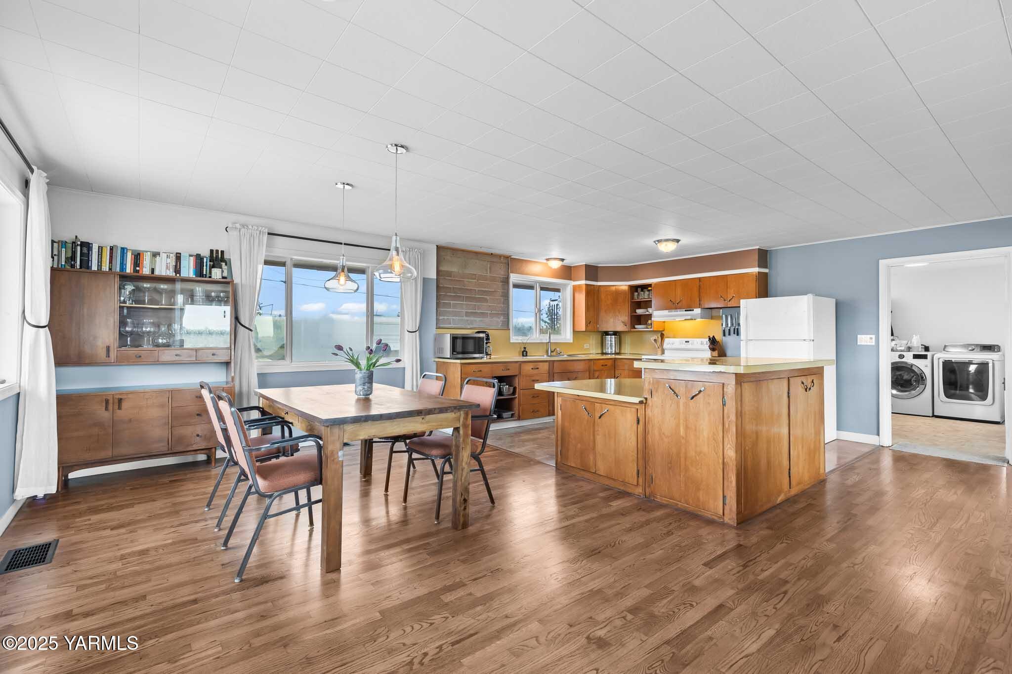 Zillah, Washington 98953, United States, 4 Bedrooms Bedrooms, ,2 BathroomsBathrooms,Residential,Active,231838