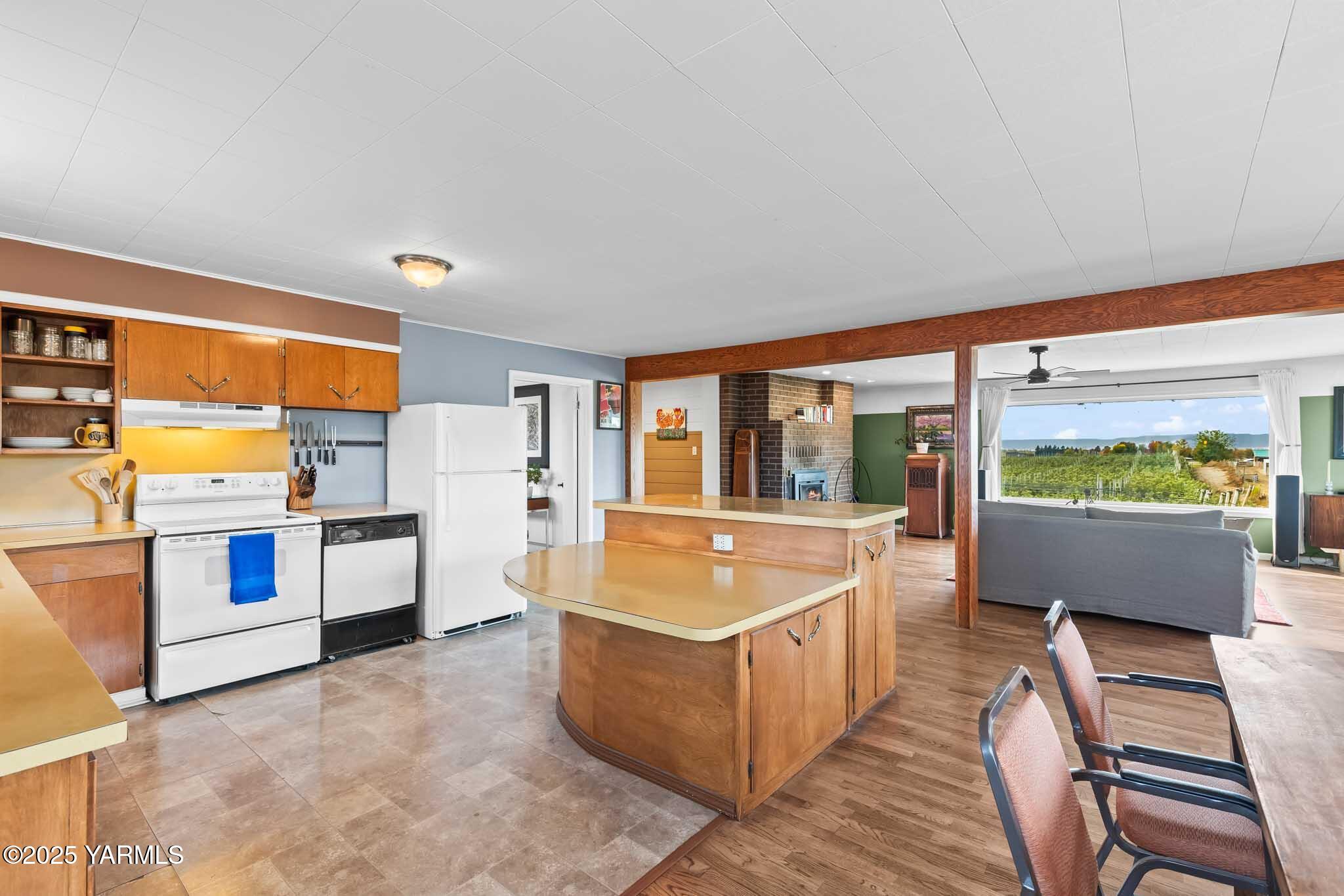 Zillah, Washington 98953, United States, 4 Bedrooms Bedrooms, ,2 BathroomsBathrooms,Residential,Active,231838