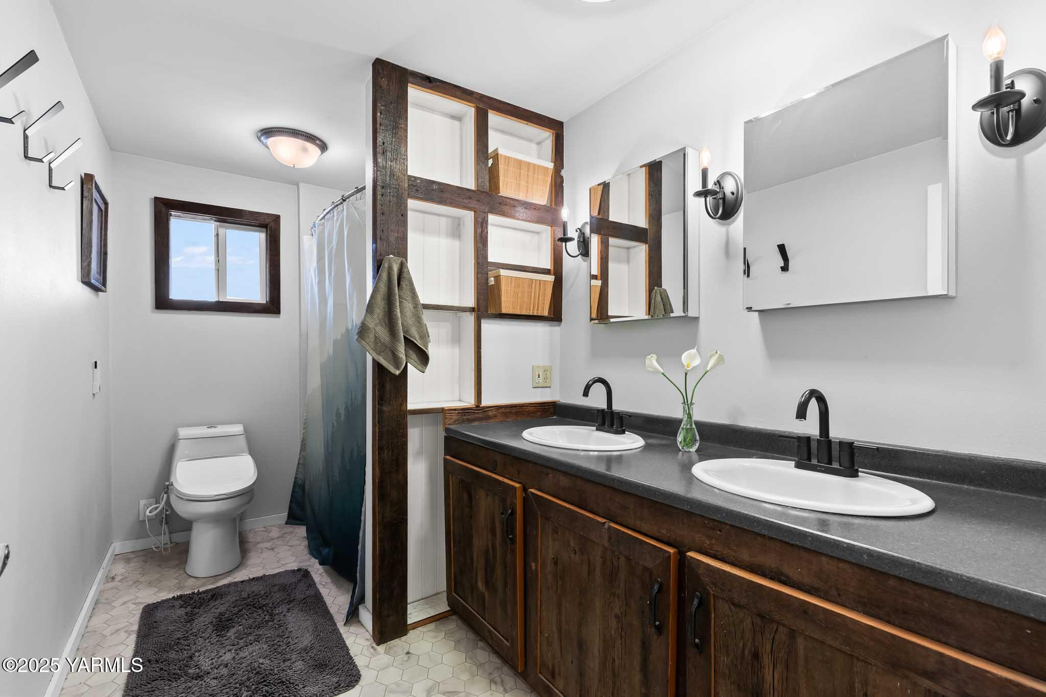 Zillah, Washington 98953, United States, 4 Bedrooms Bedrooms, ,2 BathroomsBathrooms,Residential,Active,231838