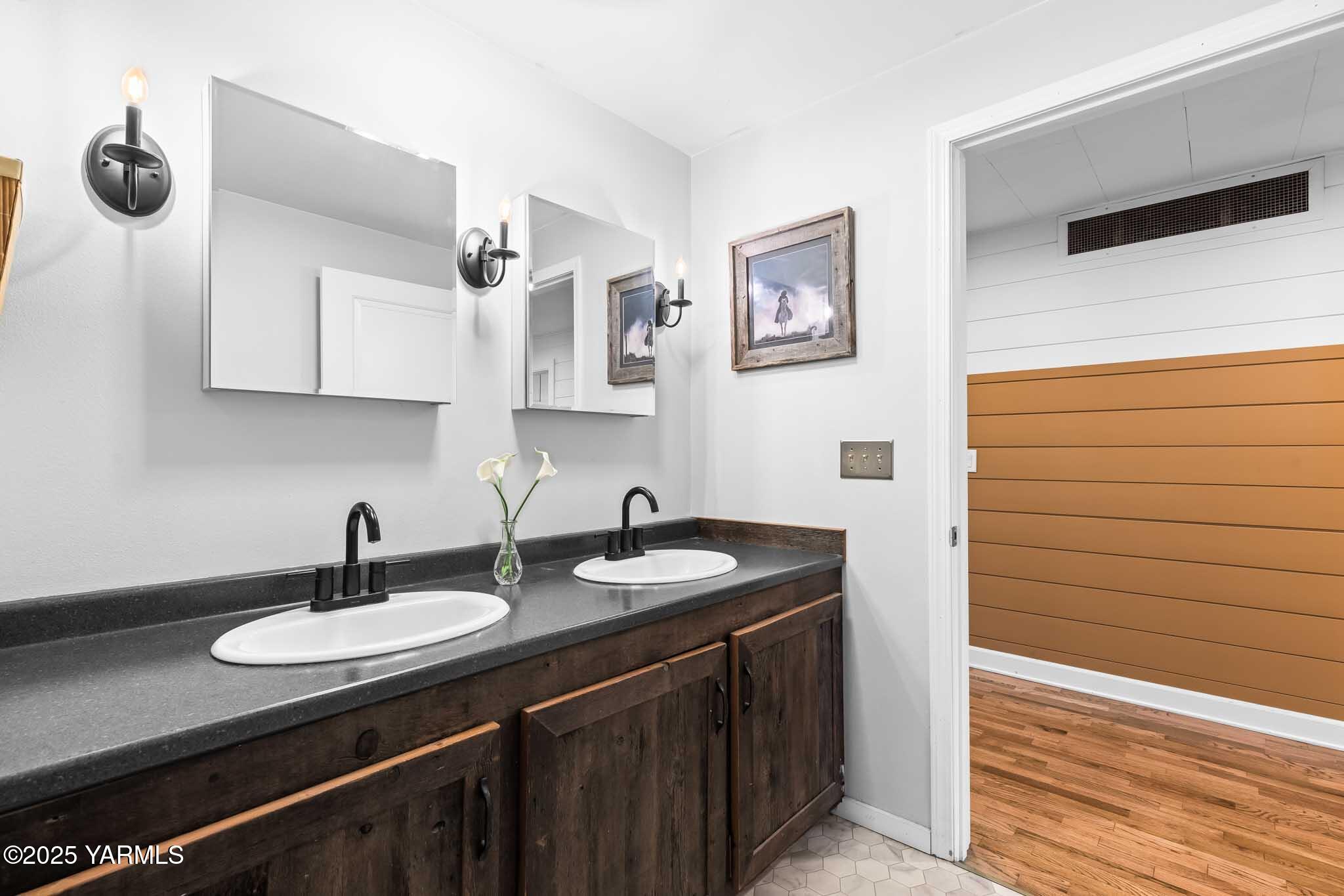 Zillah, Washington 98953, United States, 4 Bedrooms Bedrooms, ,2 BathroomsBathrooms,Residential,Active,231838