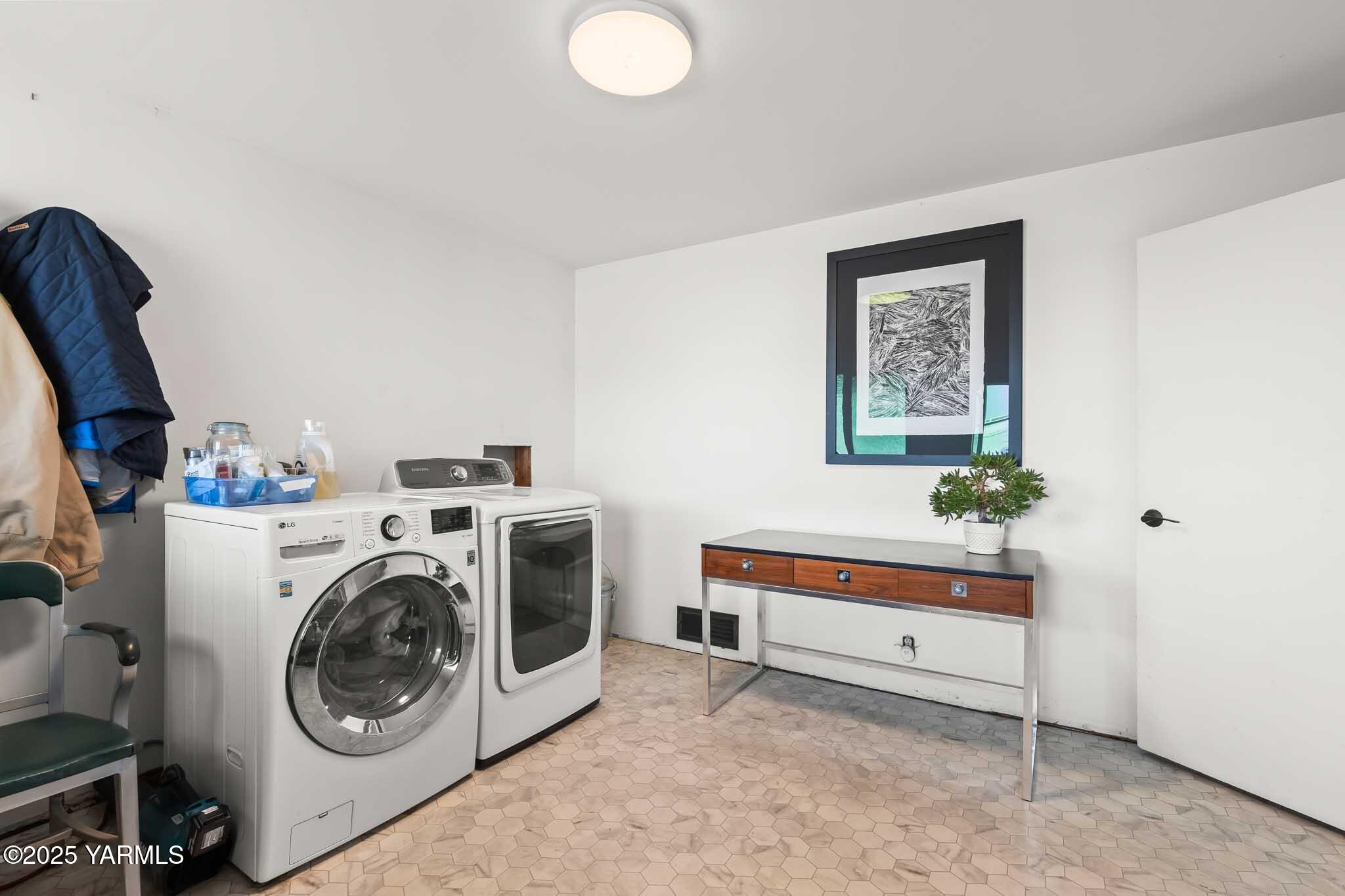 Zillah, Washington 98953, United States, 4 Bedrooms Bedrooms, ,2 BathroomsBathrooms,Residential,Active,231838