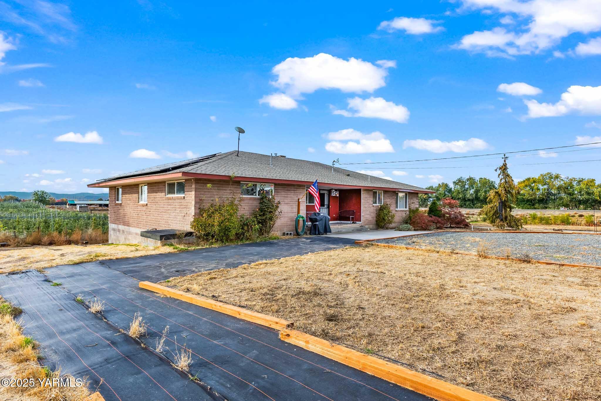 Zillah, Washington 98953, United States, 4 Bedrooms Bedrooms, ,2 BathroomsBathrooms,Residential,Active,231838