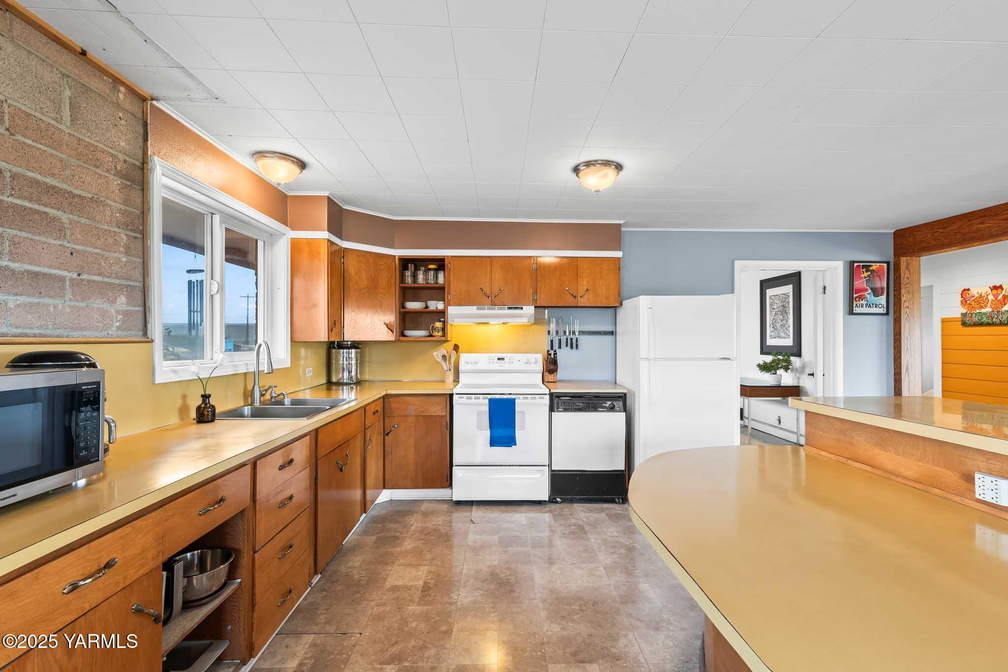 Zillah, Washington 98953, United States, 4 Bedrooms Bedrooms, ,2 BathroomsBathrooms,Residential,Active,231838