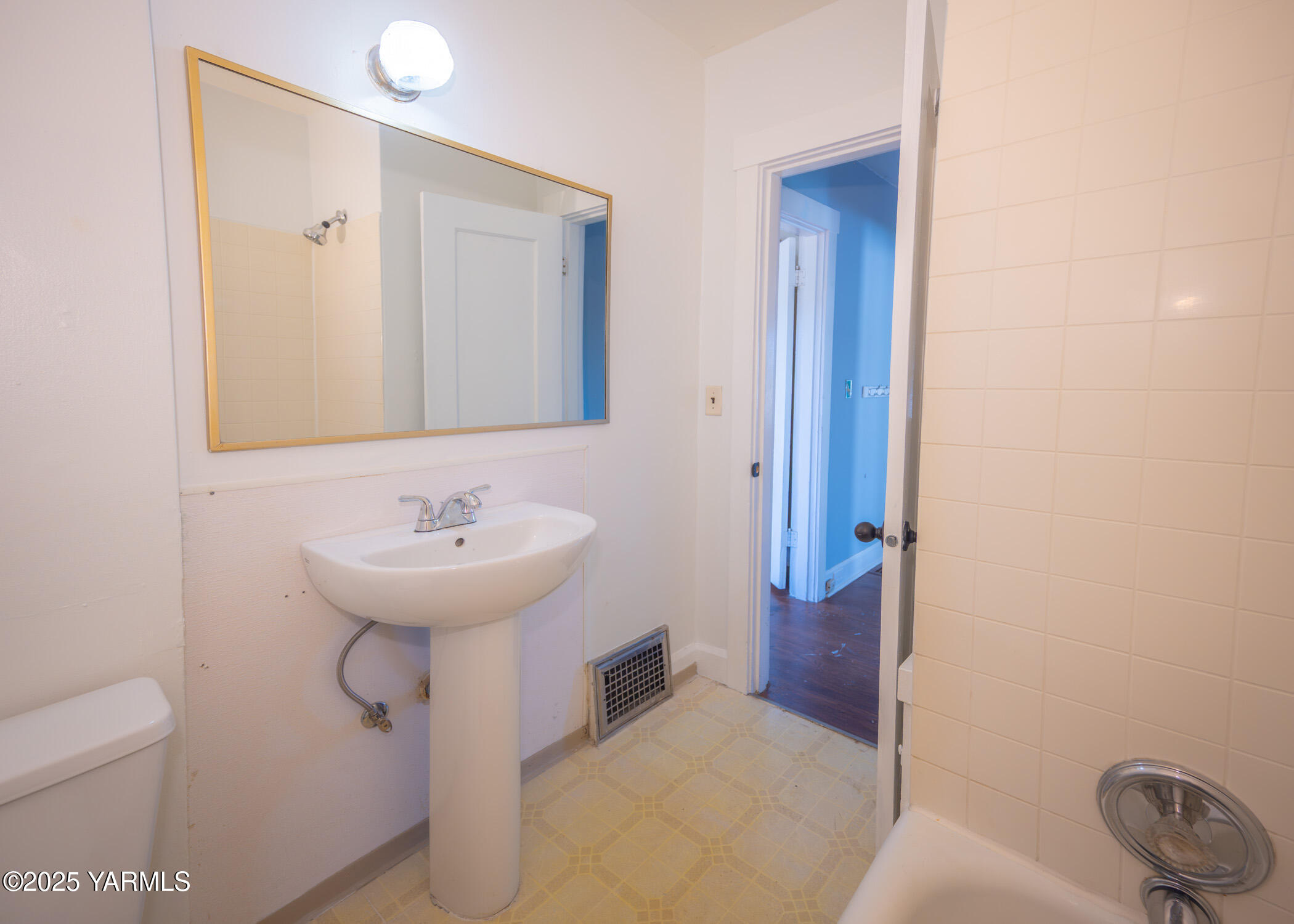 Yakima, Washington 98902, United States, 3 Bedrooms Bedrooms, ,1 BathroomBathrooms,Residential,Active,145504