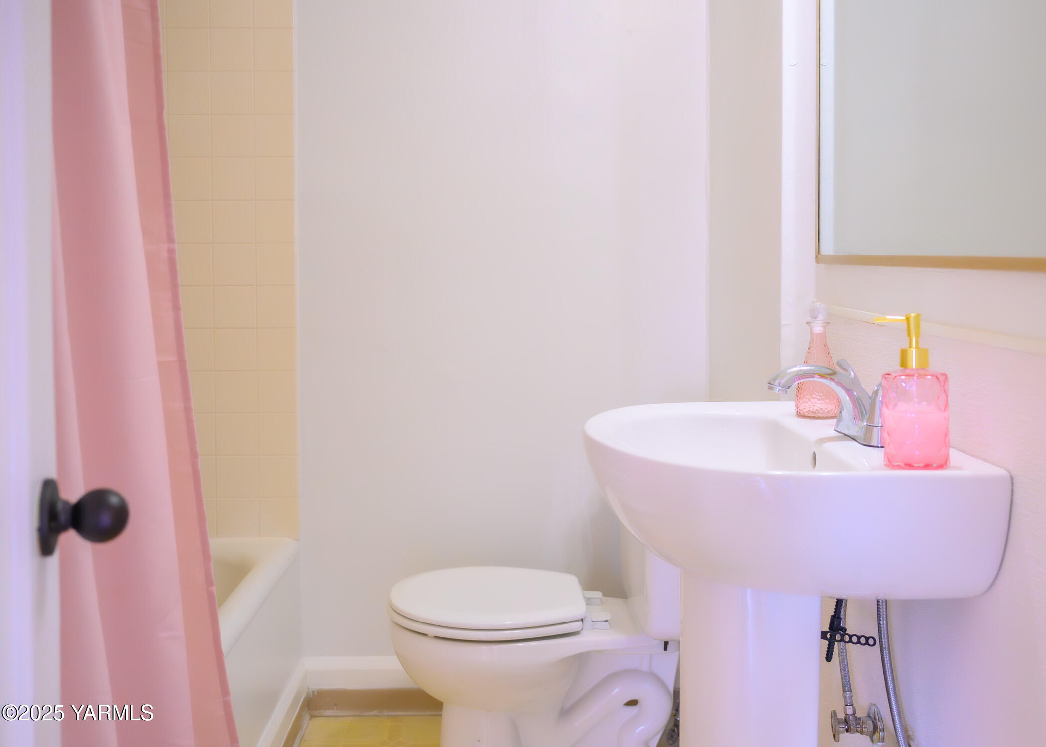 Yakima, Washington 98902, United States, 3 Bedrooms Bedrooms, ,1 BathroomBathrooms,Residential,Active,145504