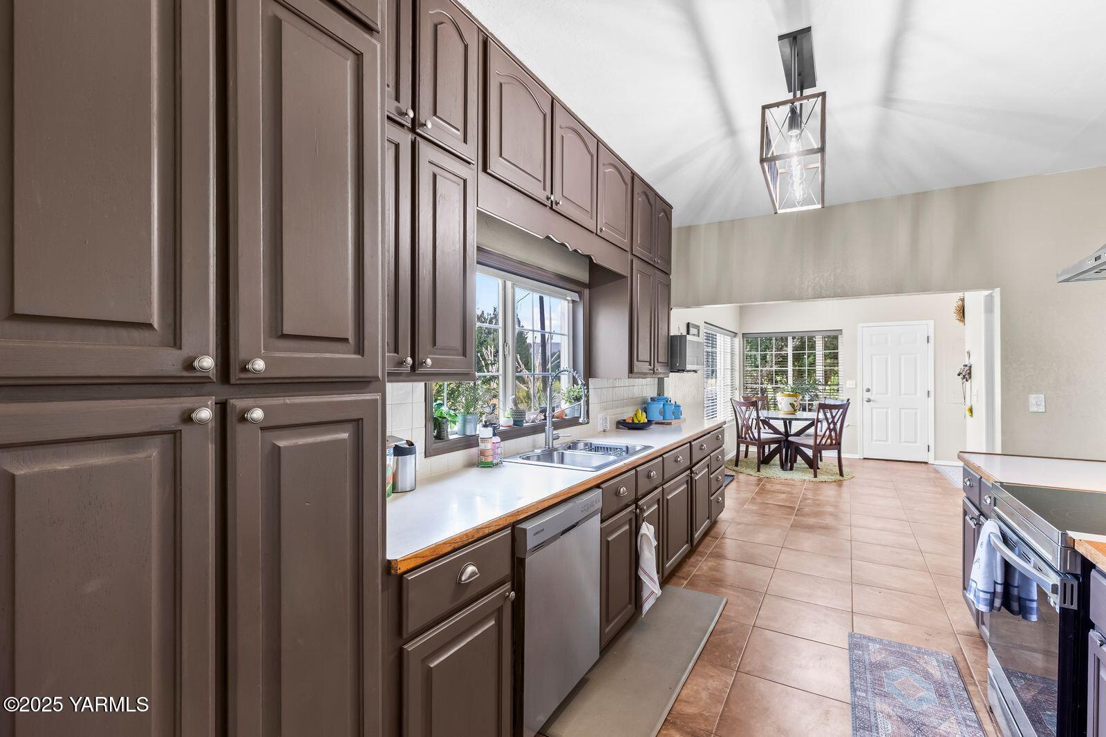 Yakima, Washington 98903, United States, 3 Bedrooms Bedrooms, ,2 BathroomsBathrooms,Residential,Active,202601