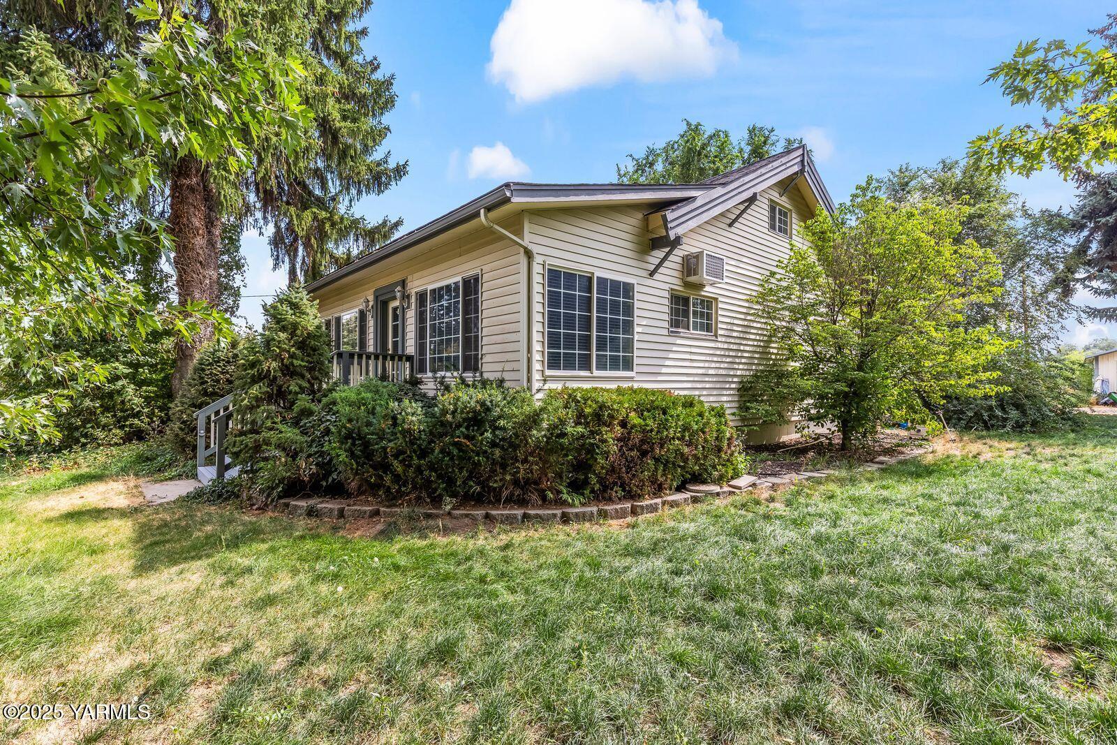 Yakima, Washington 98903, United States, 3 Bedrooms Bedrooms, ,2 BathroomsBathrooms,Residential,Active,202601