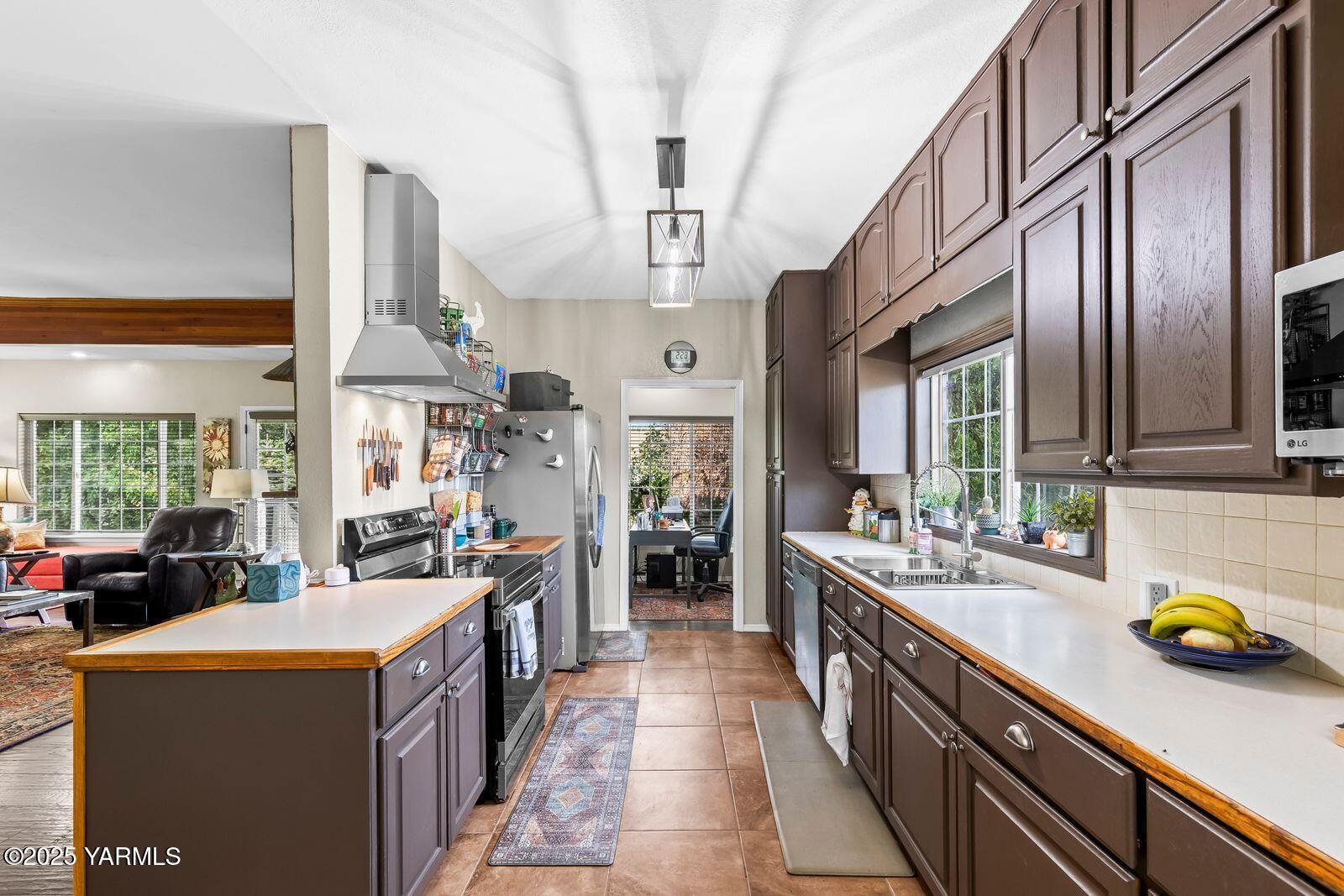 Yakima, Washington 98903, United States, 3 Bedrooms Bedrooms, ,2 BathroomsBathrooms,Residential,Active,202601