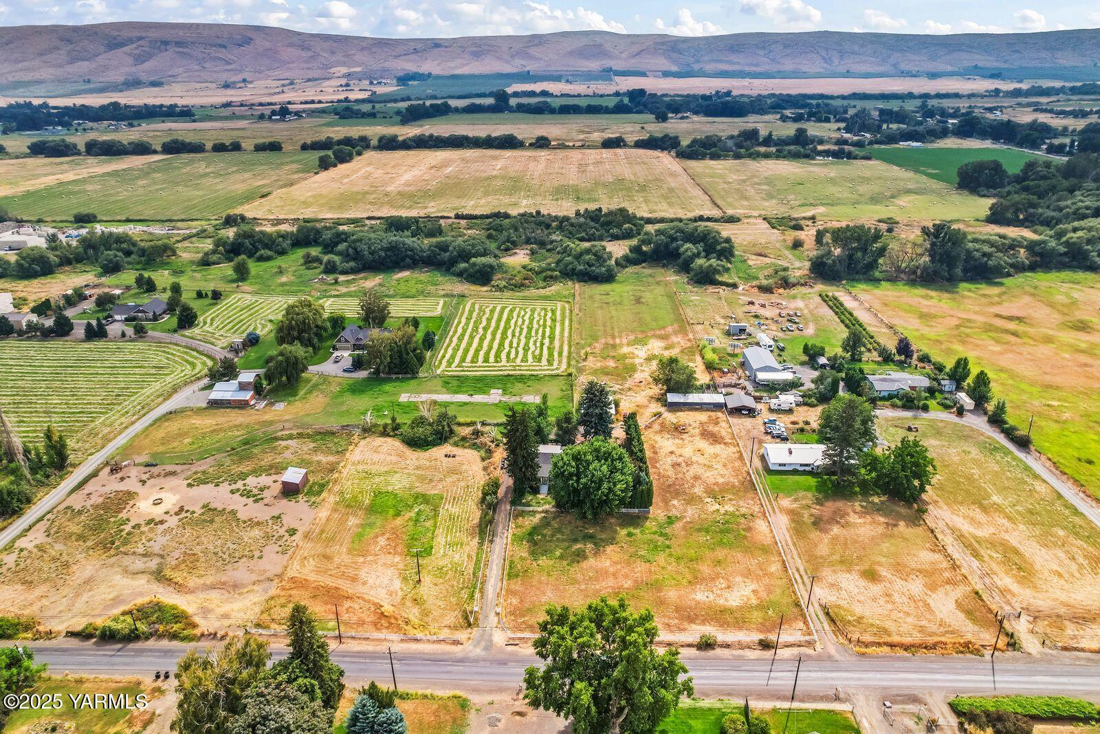 Yakima, Washington 98903, United States, 3 Bedrooms Bedrooms, ,2 BathroomsBathrooms,Residential,Active,202601