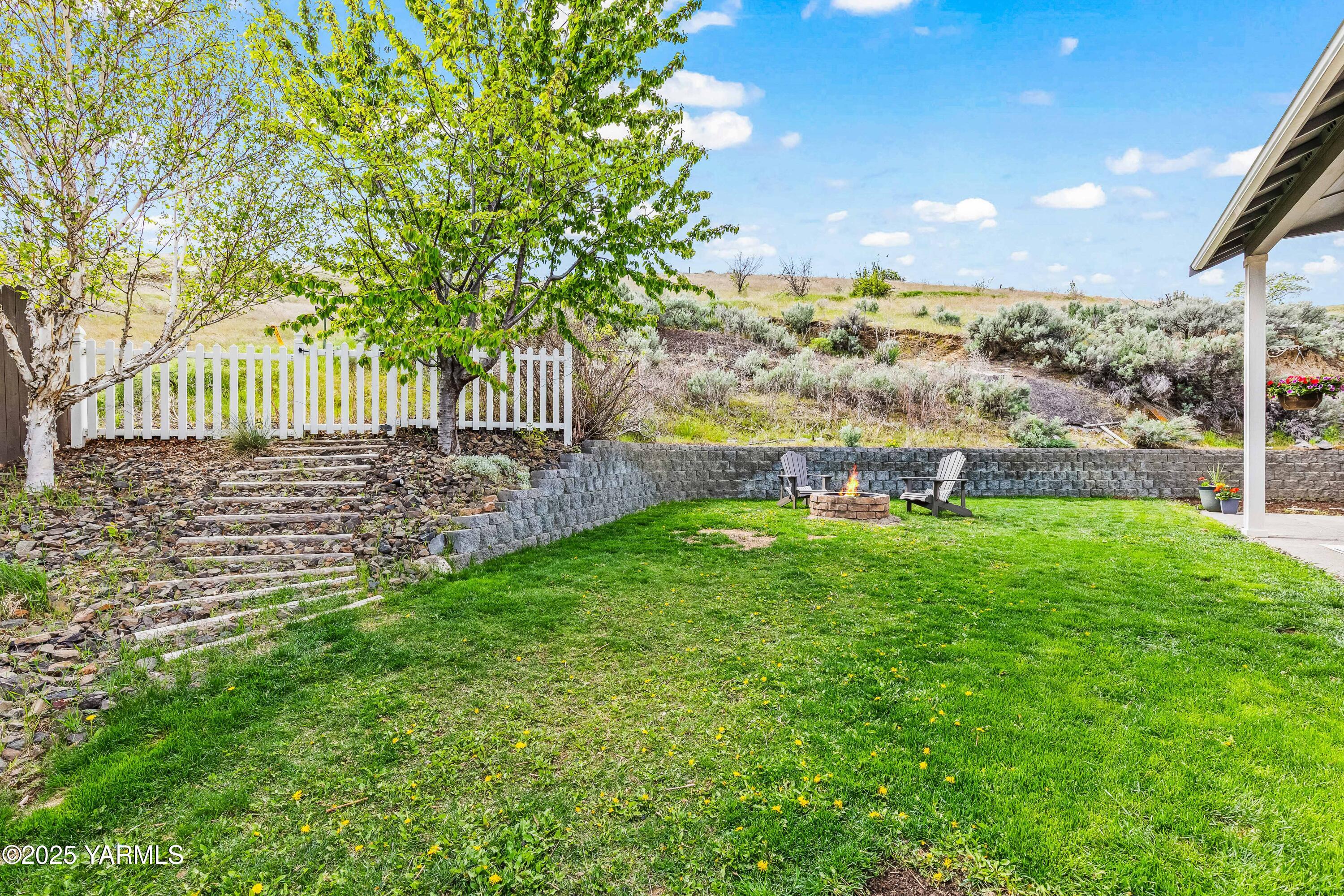 Selah, Washington 98942, United States, 4 Bedrooms Bedrooms, ,3 BathroomsBathrooms,Residential,Pending,120118