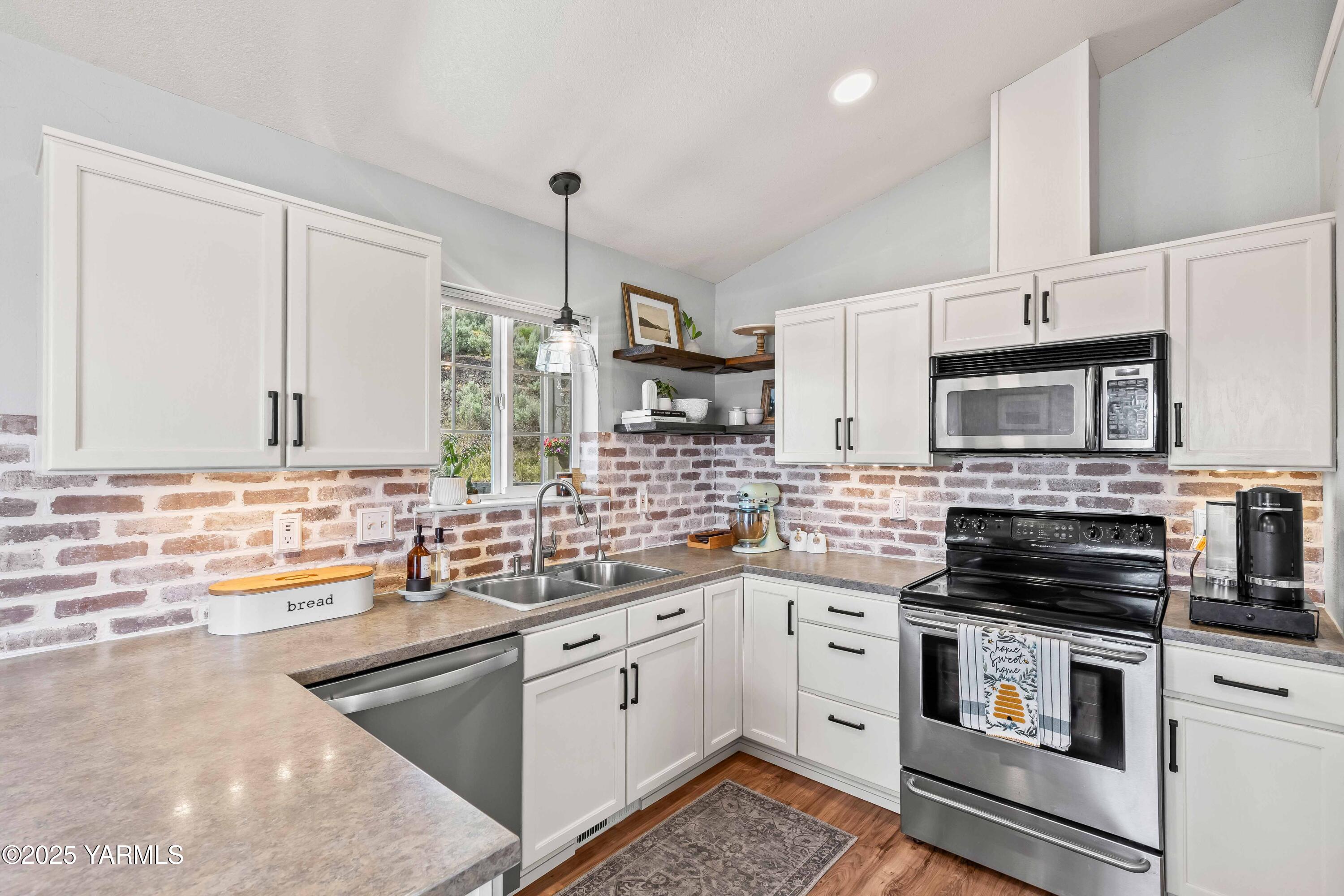 Selah, Washington 98942, United States, 4 Bedrooms Bedrooms, ,3 BathroomsBathrooms,Residential,Pending,120118