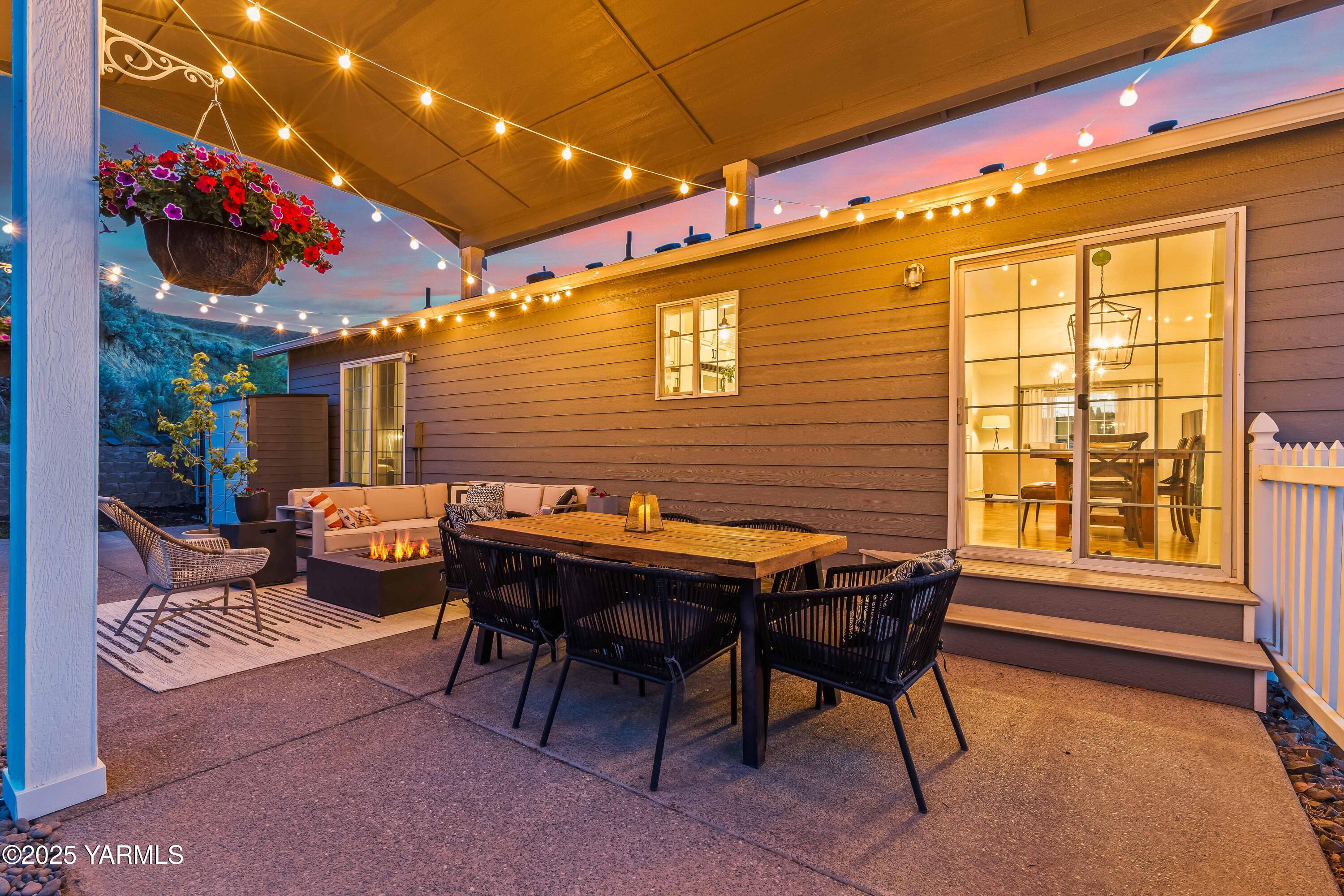 Selah, Washington 98942, United States, 4 Bedrooms Bedrooms, ,3 BathroomsBathrooms,Residential,Pending,120118