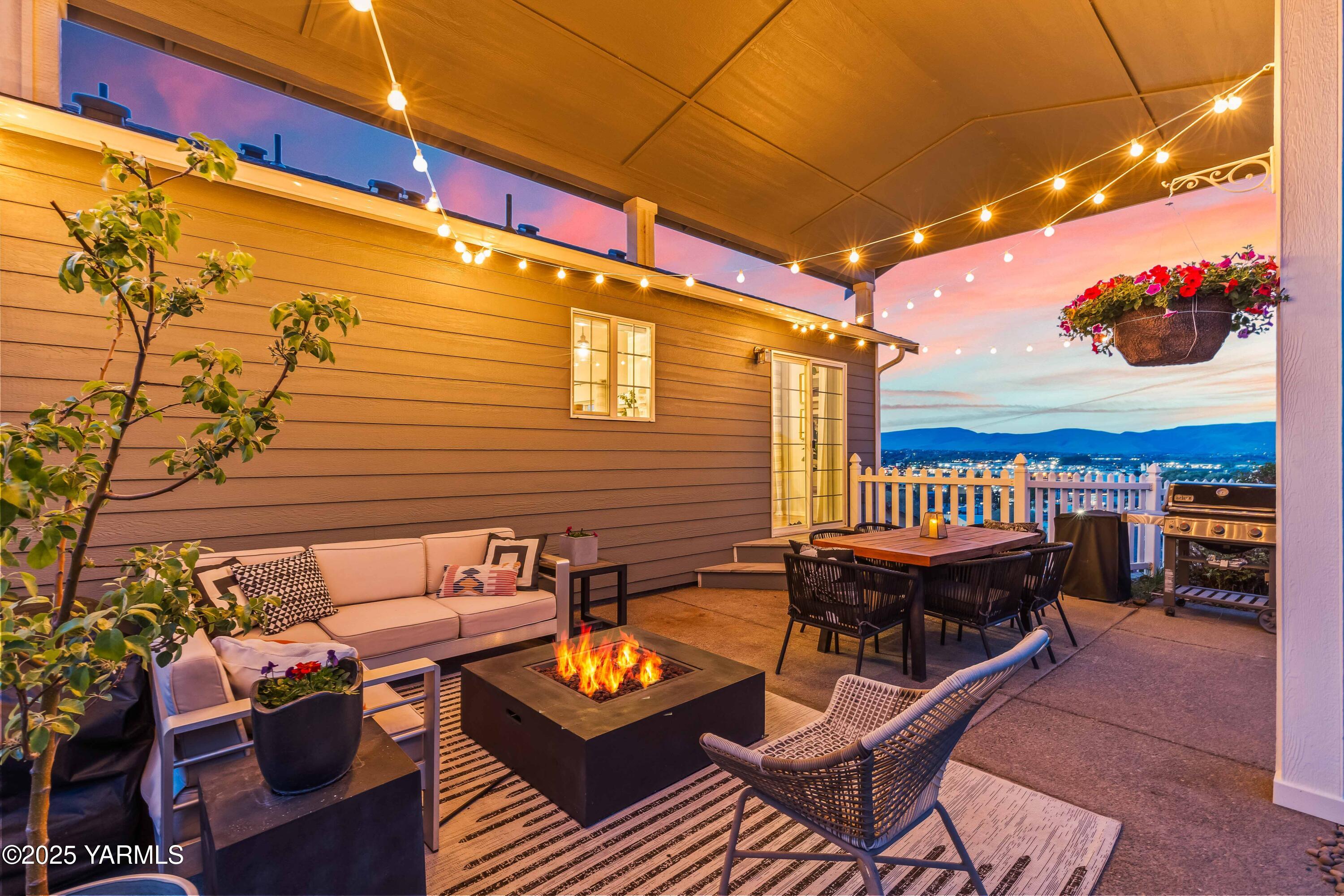 Selah, Washington 98942, United States, 4 Bedrooms Bedrooms, ,3 BathroomsBathrooms,Residential,Pending,120118