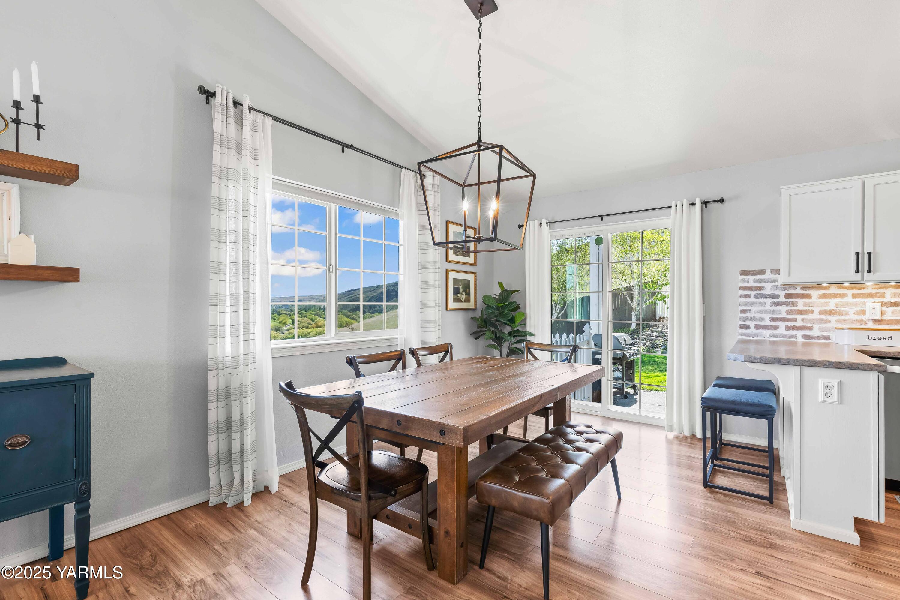 Selah, Washington 98942, United States, 4 Bedrooms Bedrooms, ,3 BathroomsBathrooms,Residential,Pending,120118