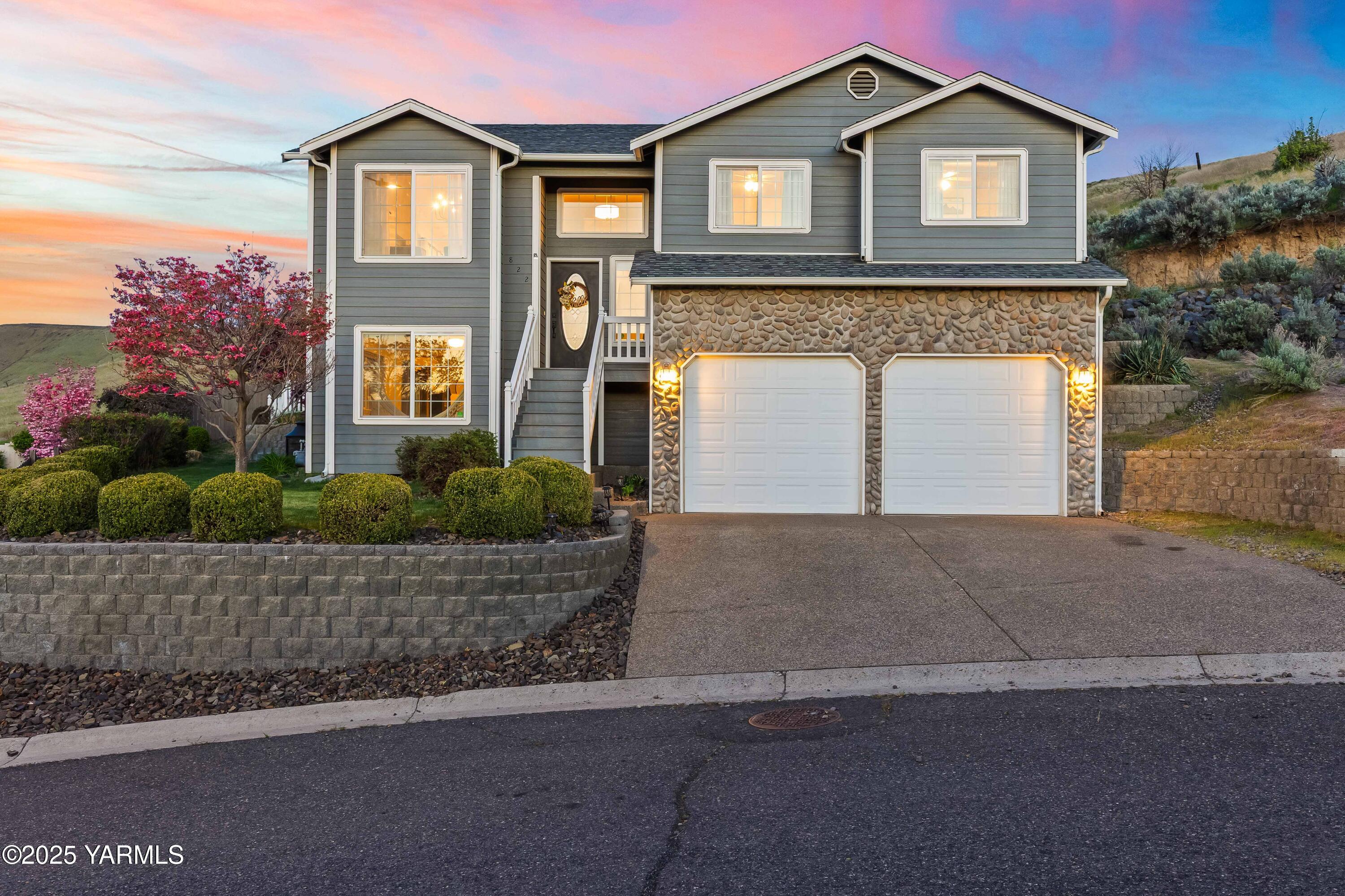 Selah, Washington 98942, United States, 4 Bedrooms Bedrooms, ,3 BathroomsBathrooms,Residential,Pending,120118