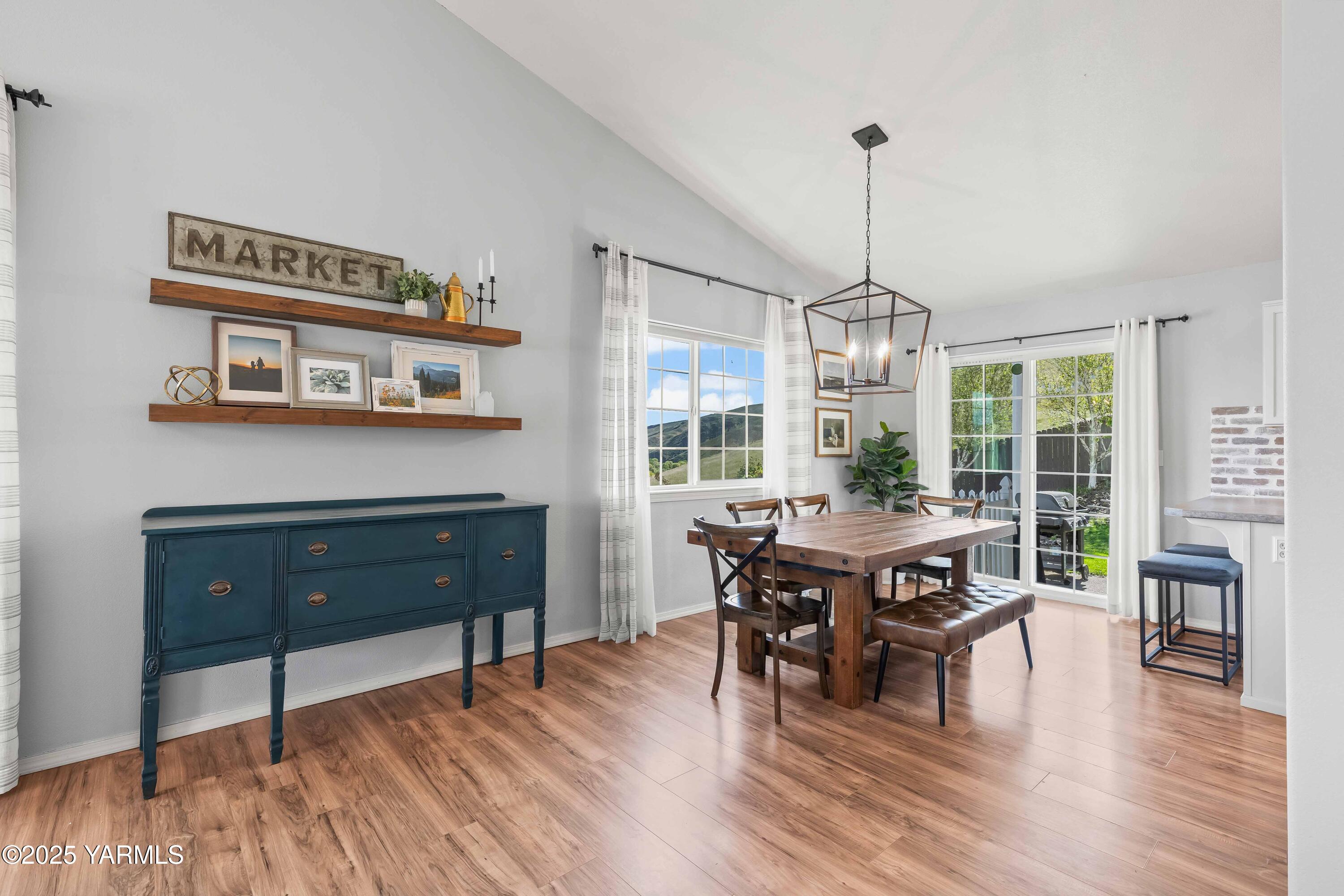 Selah, Washington 98942, United States, 4 Bedrooms Bedrooms, ,3 BathroomsBathrooms,Residential,Pending,120118