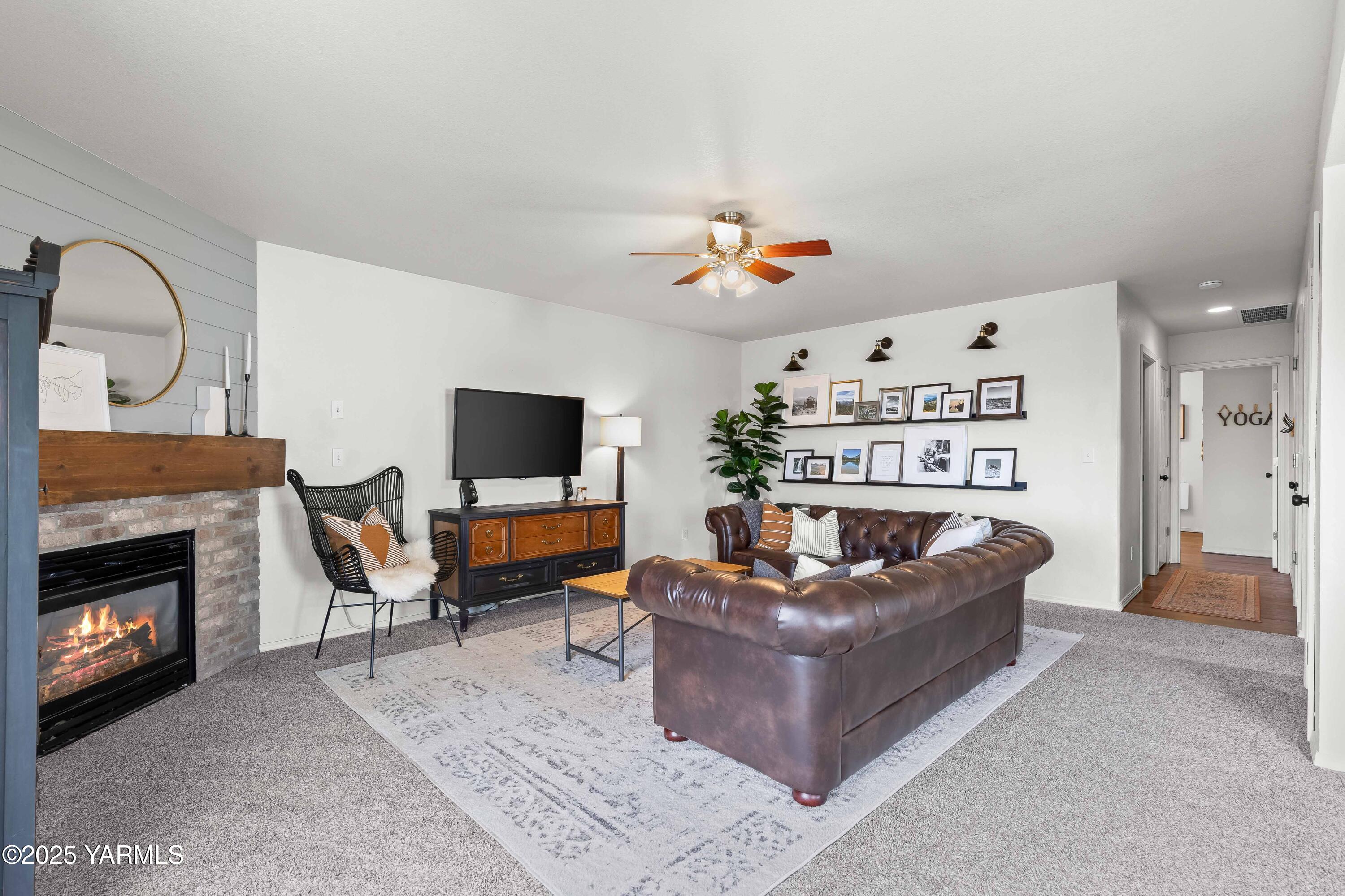 Selah, Washington 98942, United States, 4 Bedrooms Bedrooms, ,3 BathroomsBathrooms,Residential,Pending,120118